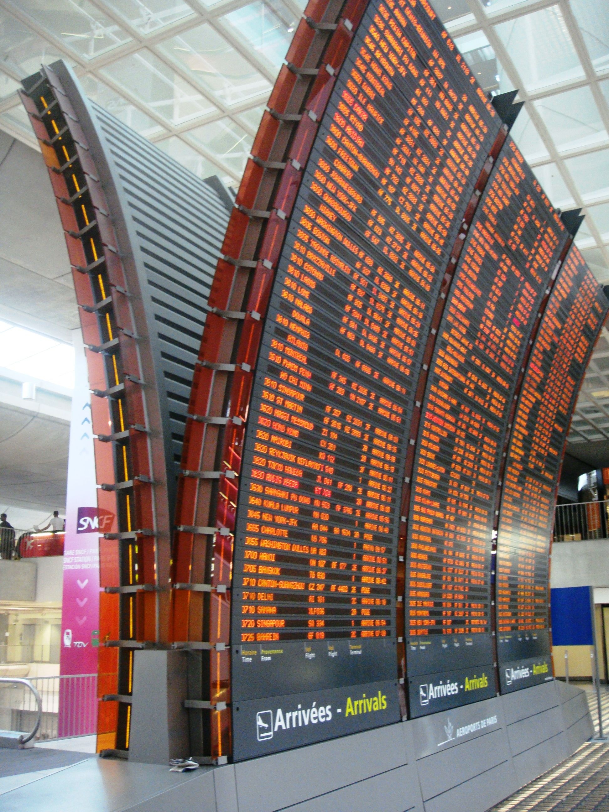 Arrivals board, Paris-Charles de Gaulle Airport Wallpaper, 1950x2600 HD Phone