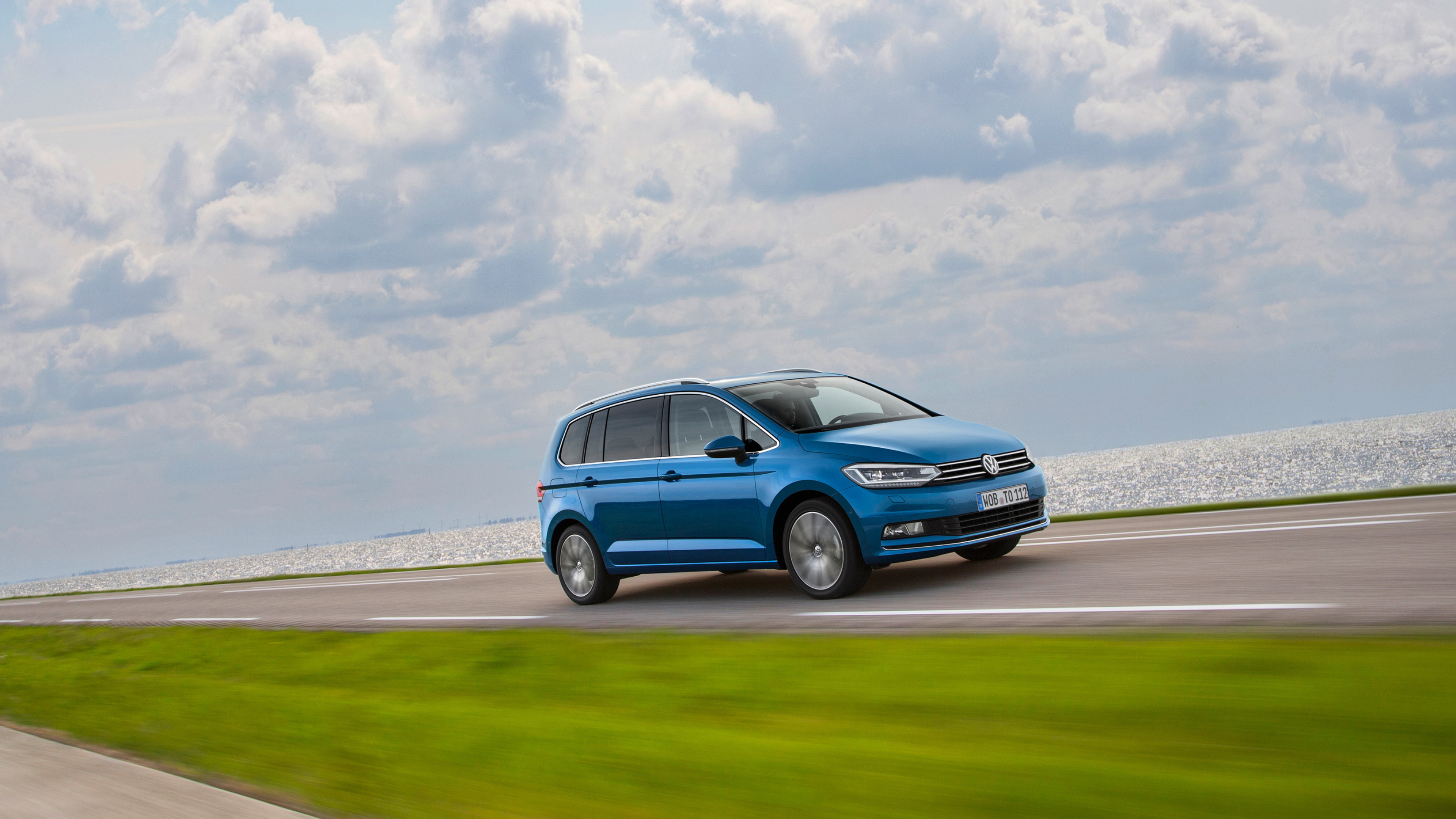 Volkswagen Touran, Spacious MPV, Luxury features, Comfortable seating, 3840x2160 4K Desktop