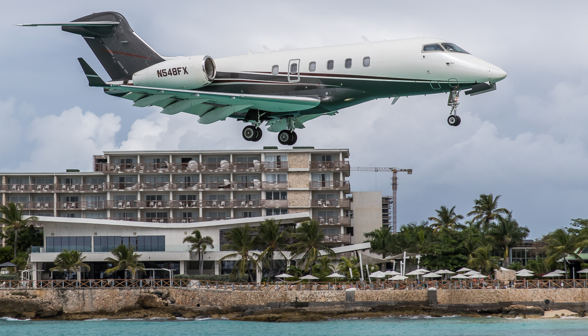 Bombardier Challenger 300, N548FX, Sint Maarten, Princess Juliana Intl, 1920x1100 HD Desktop