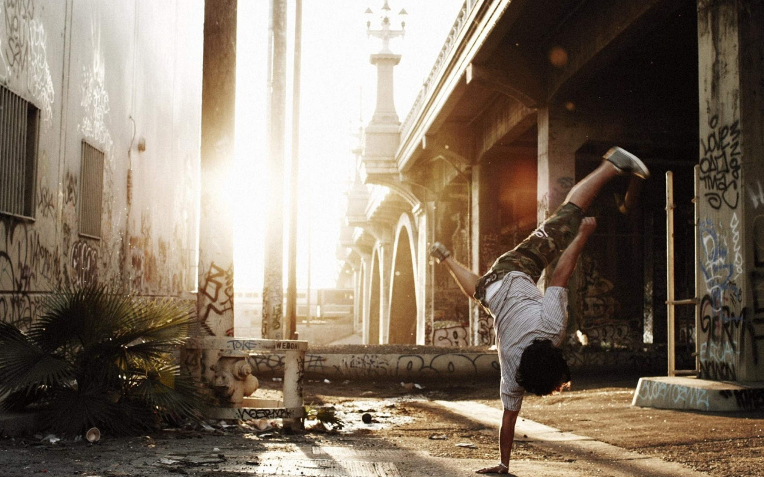 Bboy graffiti wallpapers, Street dance culture, Visual storytelling, Artistic fusion, 2560x1600 HD Desktop