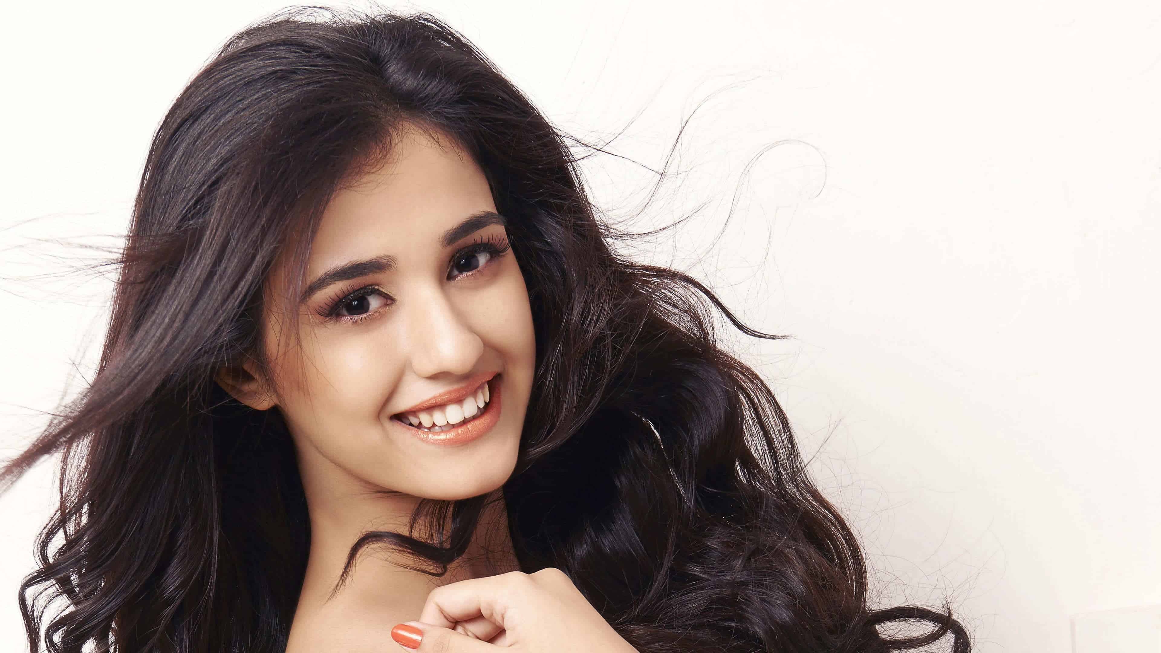 Disha Patani, M.S. Dhoni: The Untold Story Wallpaper, 3840x2160 4K Desktop