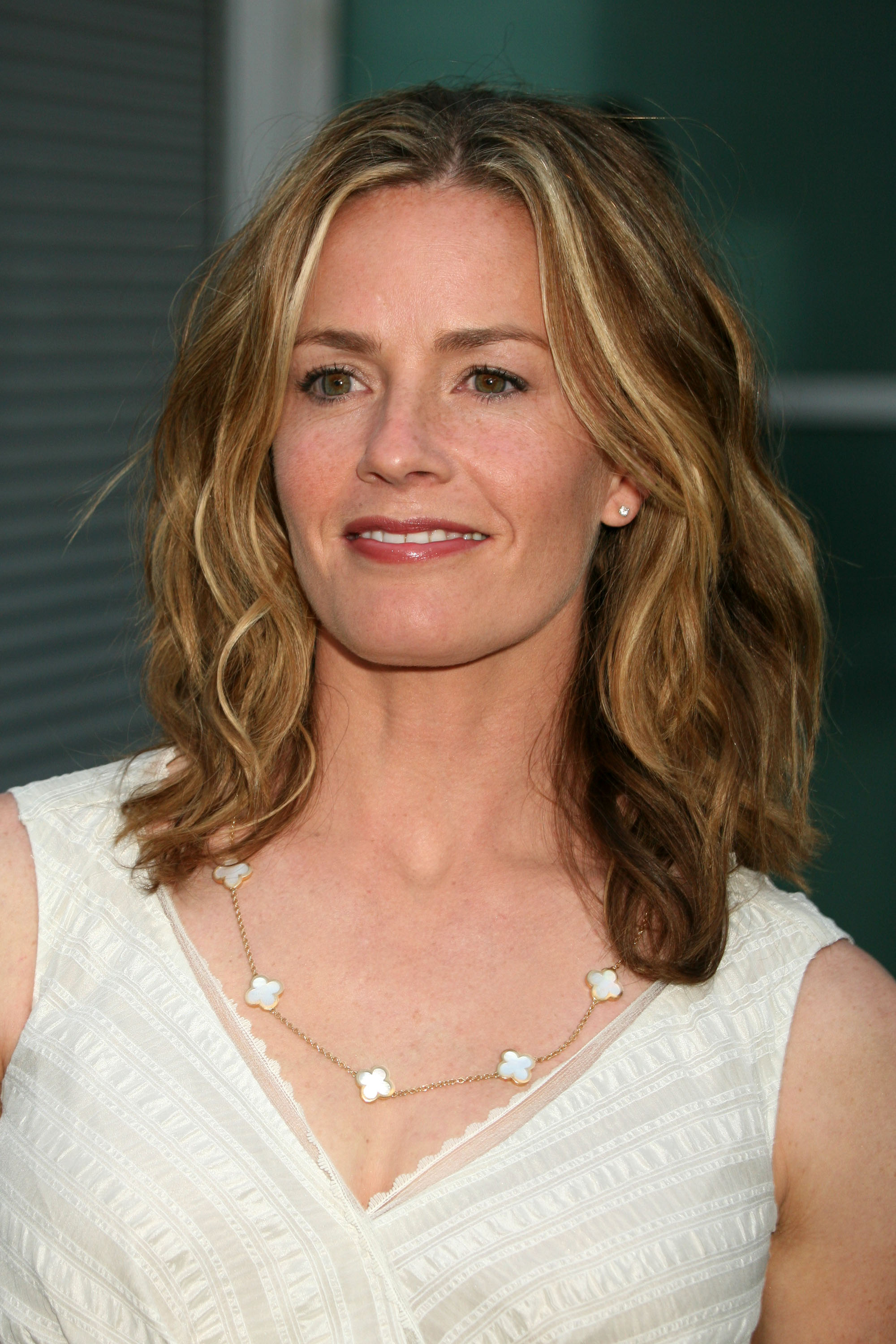 Elisabeth Shue, Movies, Biography, Net worth, 2000x3000 HD Phone