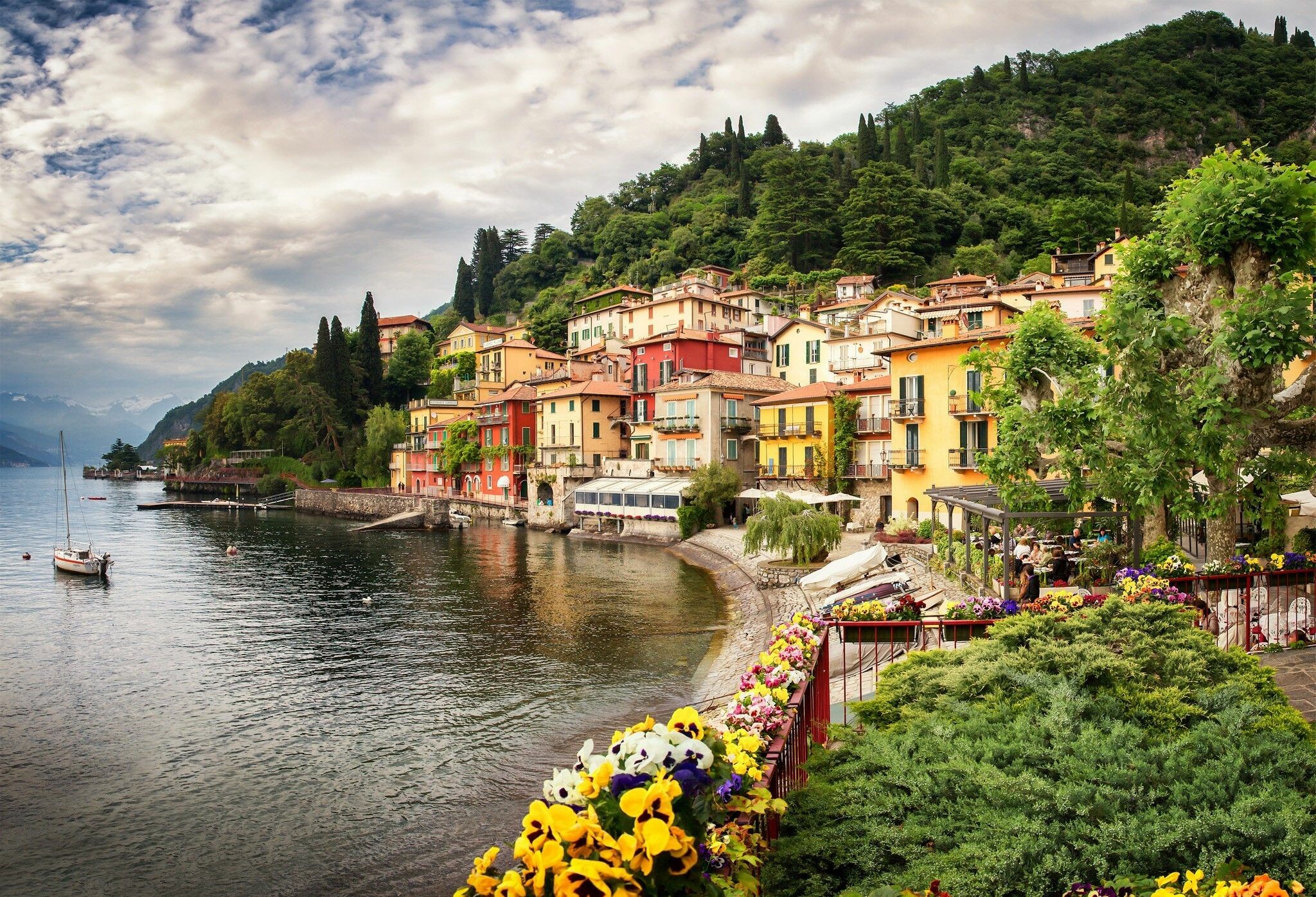 Lake Como beauty, Picturesque retreat, Stunning reflections, Alpine grandeur, 2050x1400 HD Desktop