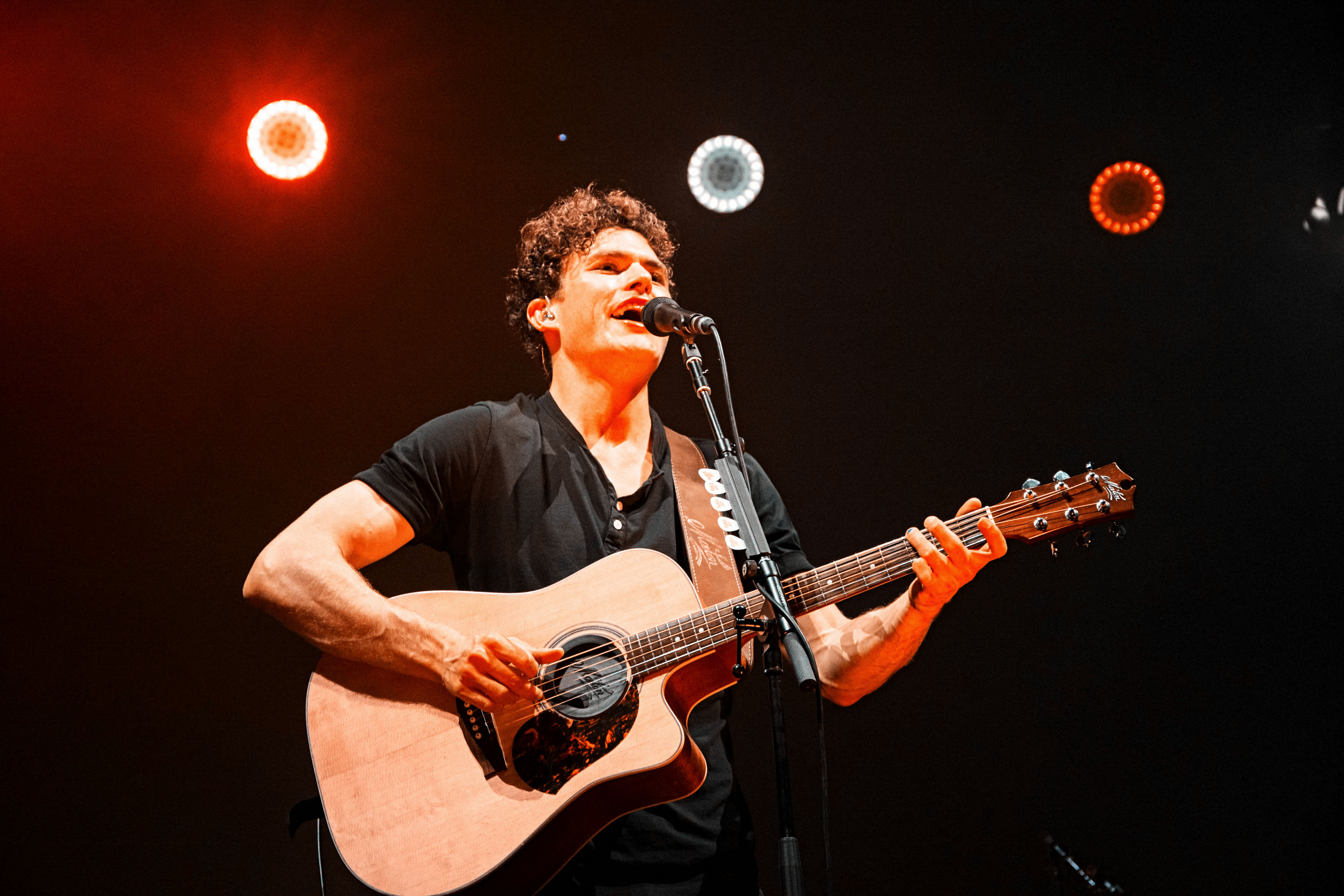 Vance Joy (Music), Live performance, Enchanting venue, Captivated audience, 3000x2000 HD Desktop