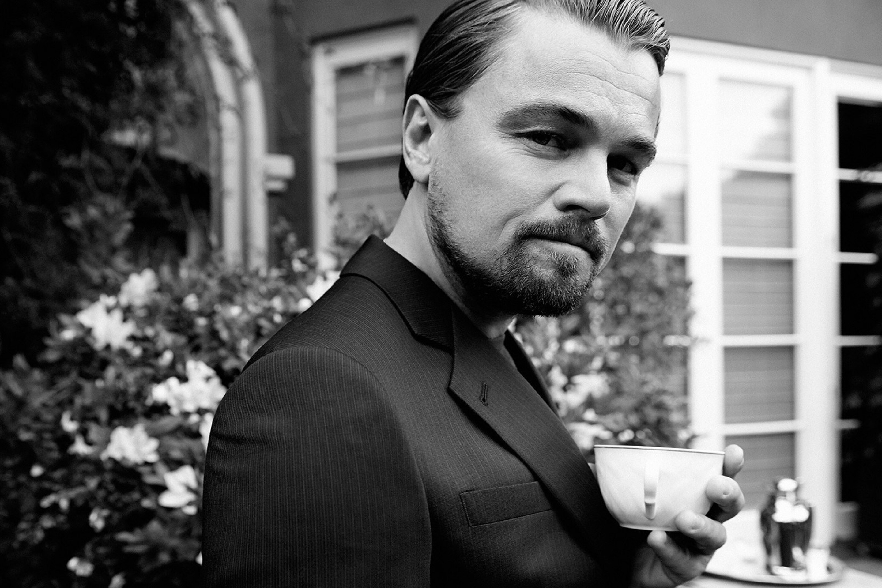 Leonardo DiCaprio, Actor wallpaper, Versatile roles, Hollywood fame, 2880x1920 HD Desktop