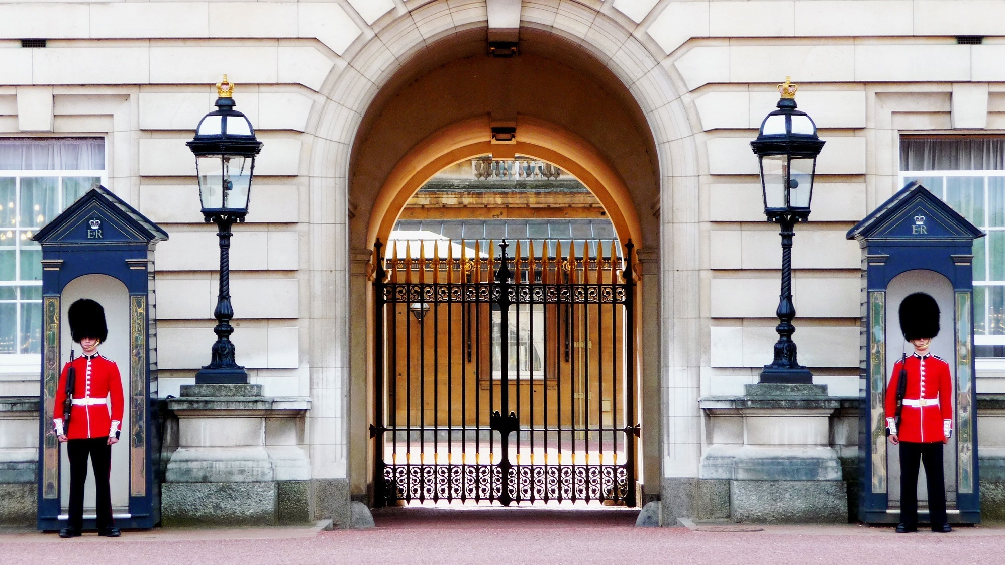 Buckingham Palace, Westminister wallpaper, Background image, England, 2000x1130 HD Desktop