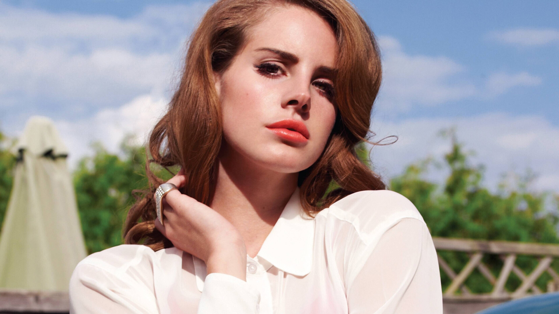 Lana Del Rey's mesmerizing wallpapers, Evocative visuals, Atmospheric beauty, Vintage vibes, 1920x1080 Full HD Desktop