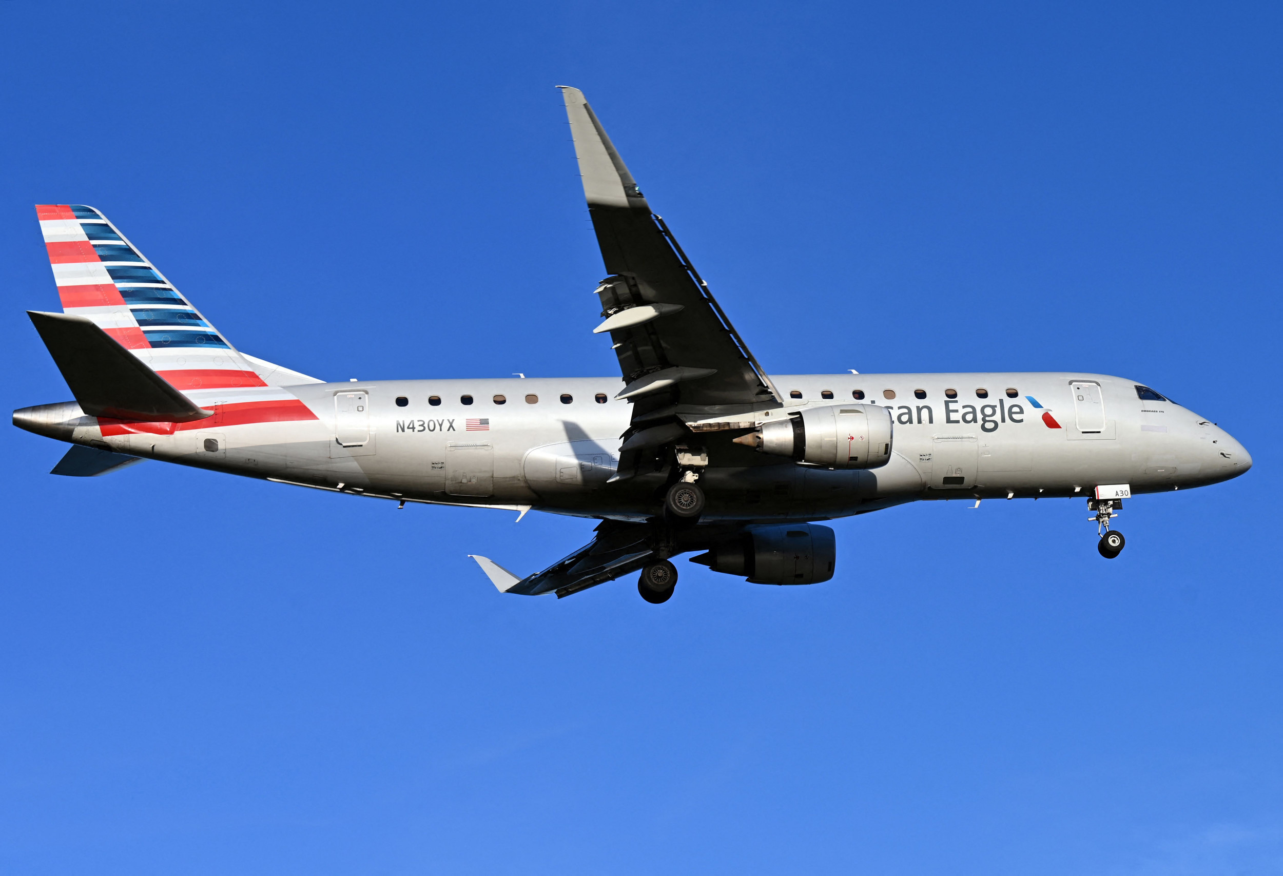 American Eagle Airlines, Emergency landing, Windshield breaks, Mid-flight, 2500x1710 HD Desktop