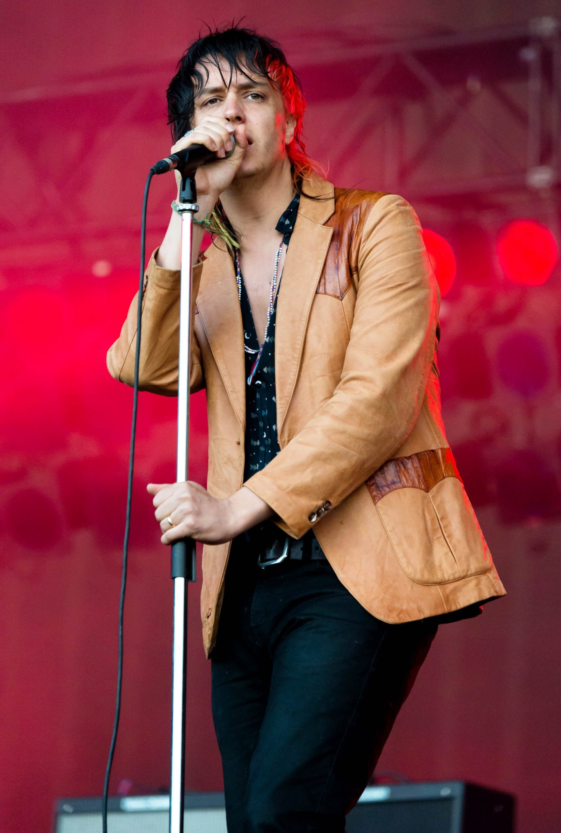 Julian Casablancas, The Strokes, Roadie half his age, 1950x2900 HD Phone