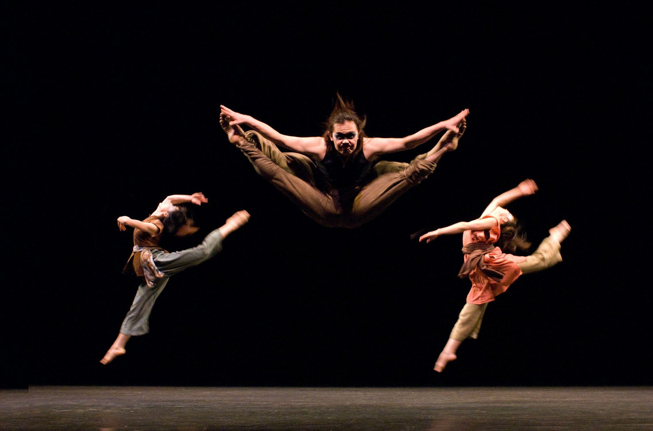 Contemporary dance, Modern dance style, Expressive movements, Dance artistry, 2280x1500 HD Desktop