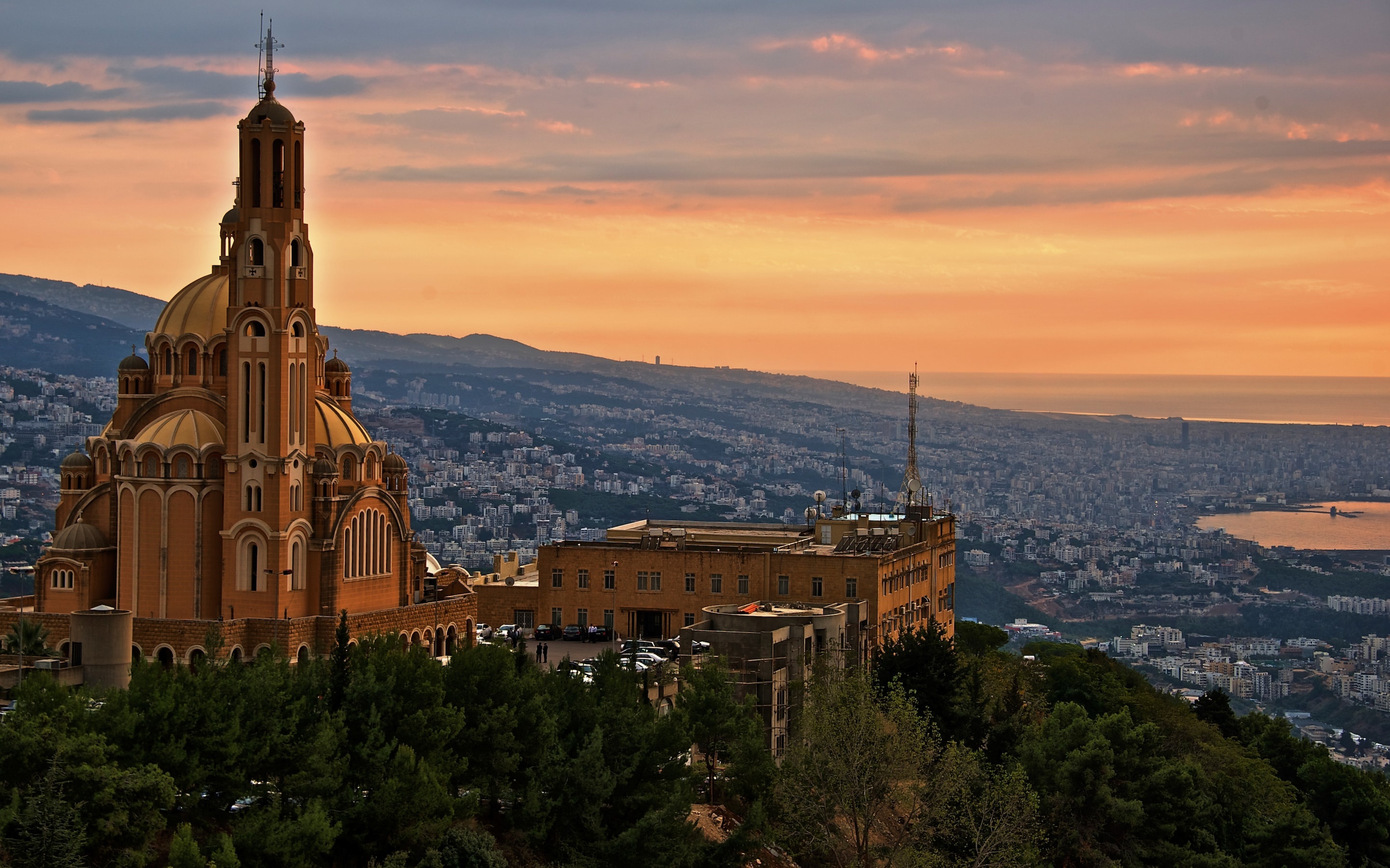 Lebanon Travels, Unique facts, Roman ruins, Lebanon pride, 2880x1800 HD Desktop