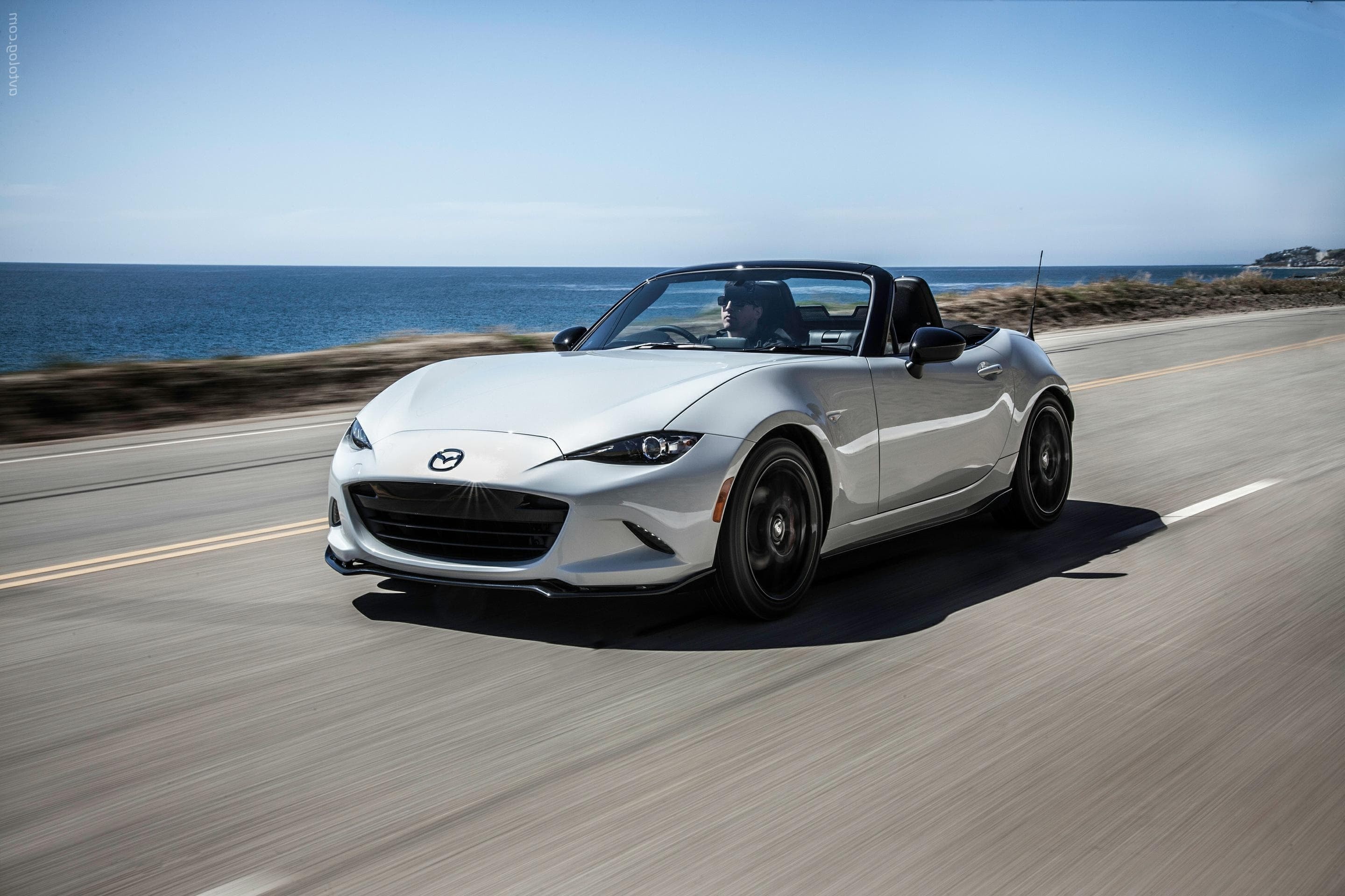 Mazda MX-5, Miata beauty, Classic charm, Eye-catching wallpapers, 2880x1920 HD Desktop