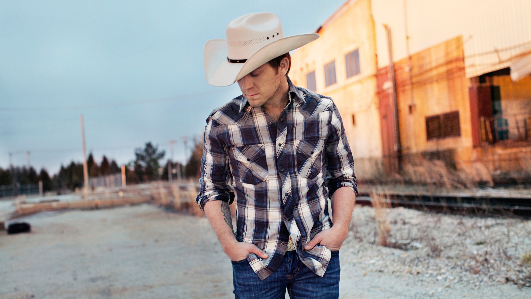 Justin Moore, Memorable live performances, Energetic country music, Unforgettable concerts, 2050x1160 HD Desktop