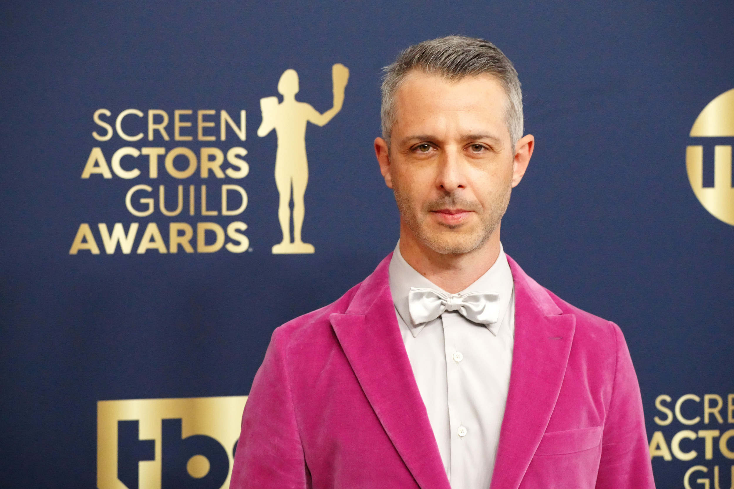 SAG Awards, Jeremy Strong, Pink velvet suit, Fans' praise, 2500x1670 HD Desktop