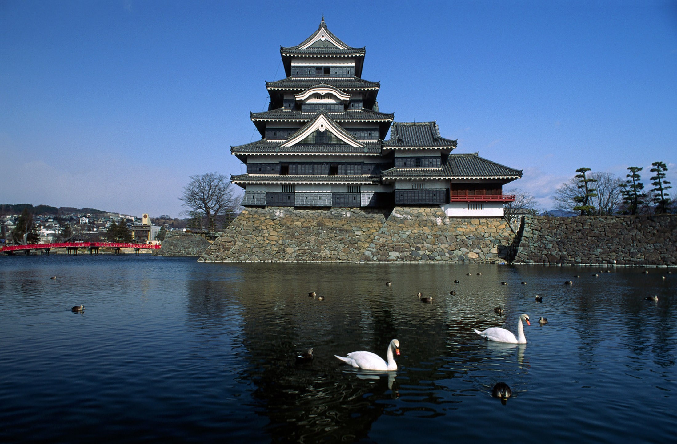 Swans, Matsumoto Castle Wallpaper, 2200x1450 HD Desktop