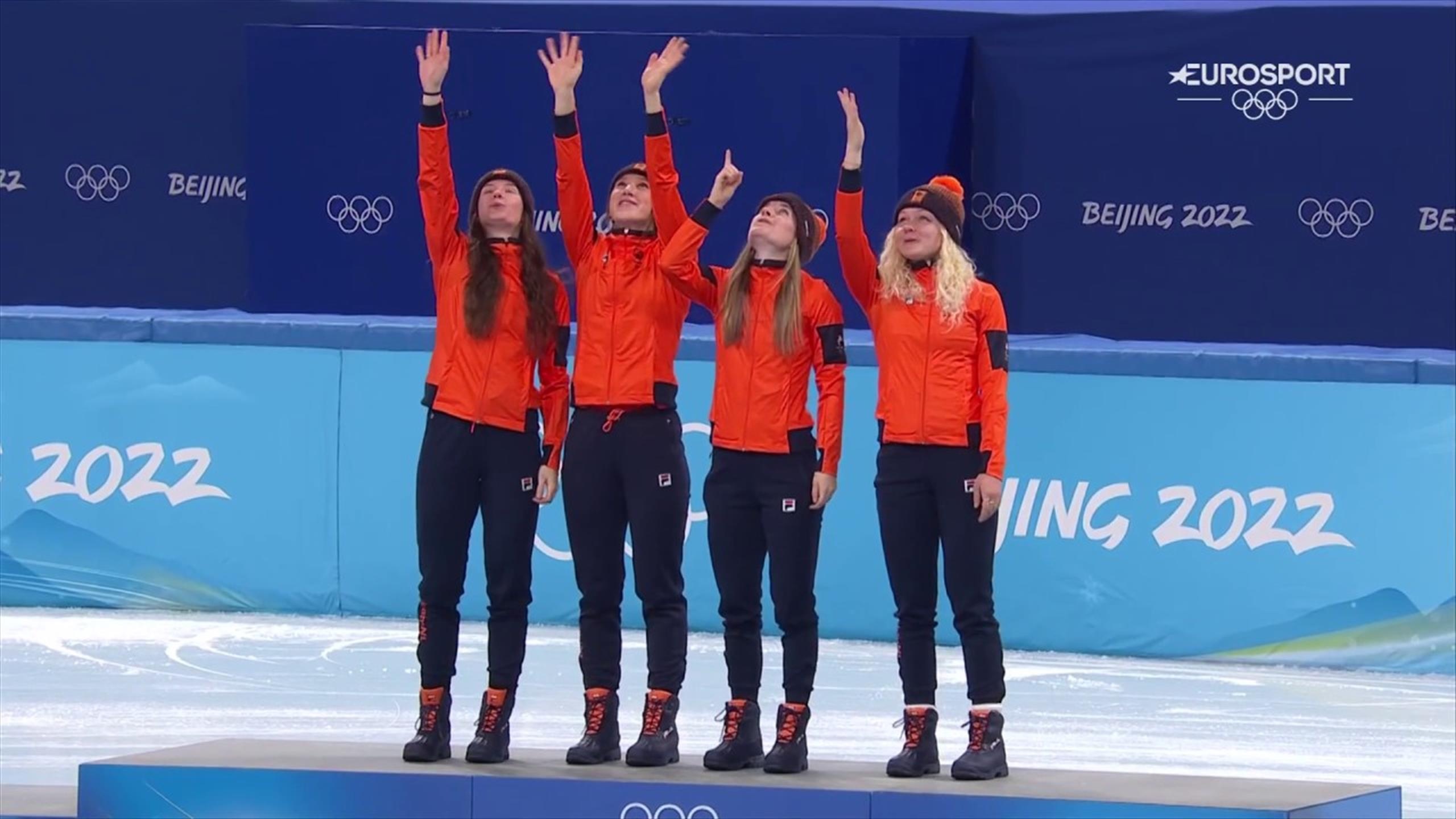 Xandra Velzeboer, Emotional ceremony, Floral tribute, Triumph on ice, 2560x1440 HD Desktop