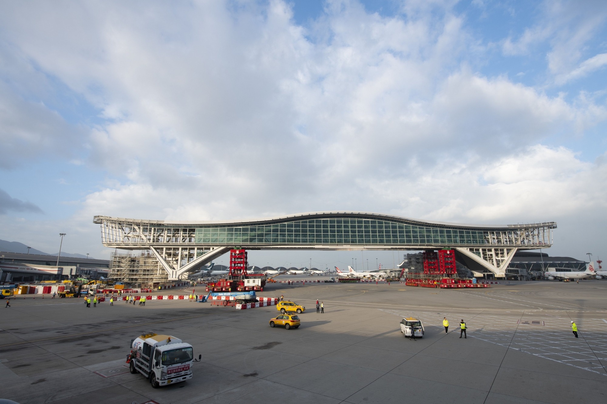 Hong Kong Airport, Sky bridge, Airport suppliers, International, 2000x1340 HD Desktop