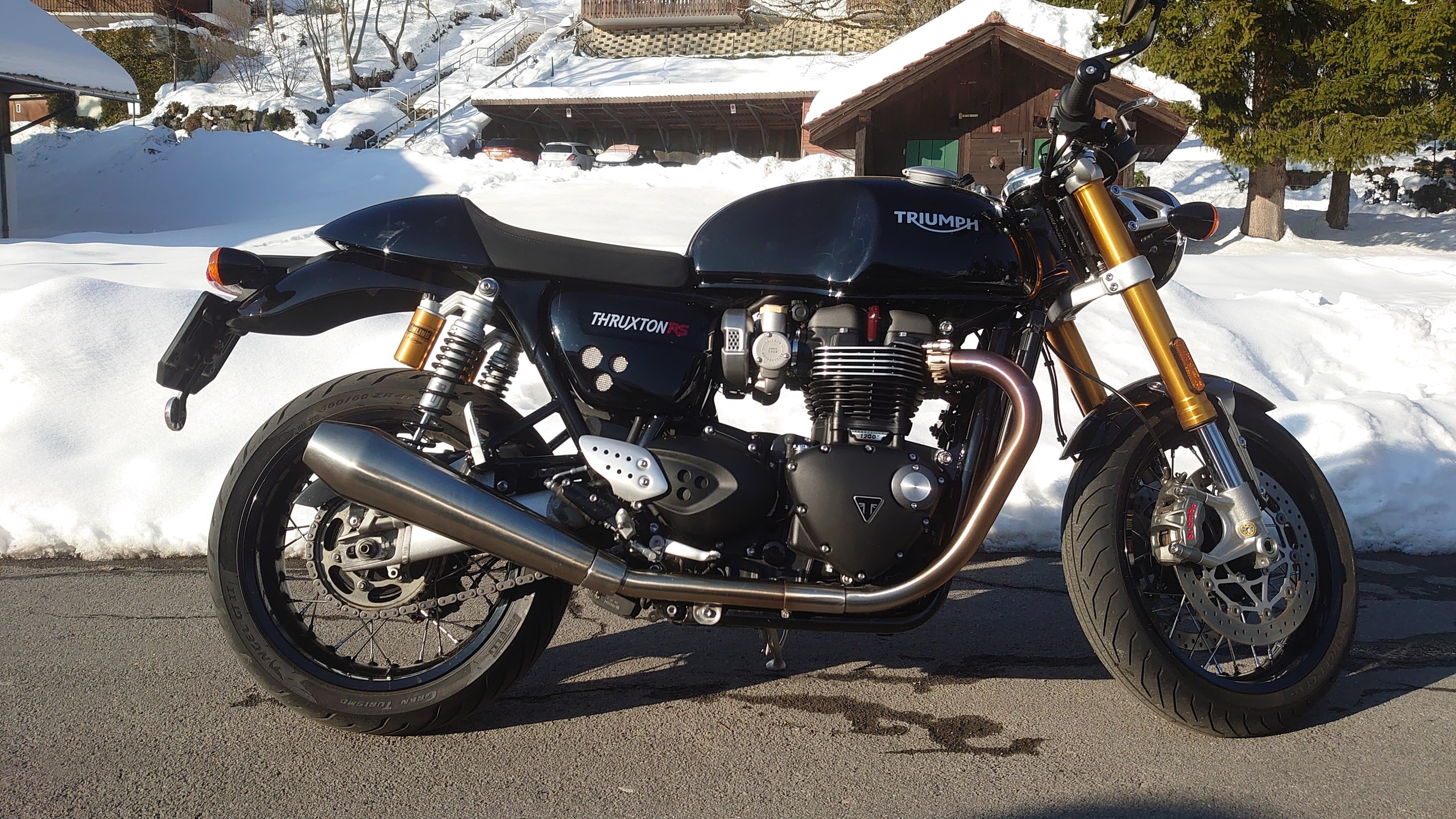 Triumph Thruxton RS, Benzin 3800 km, Occasion model, Stylish performance, 2560x1440 HD Desktop