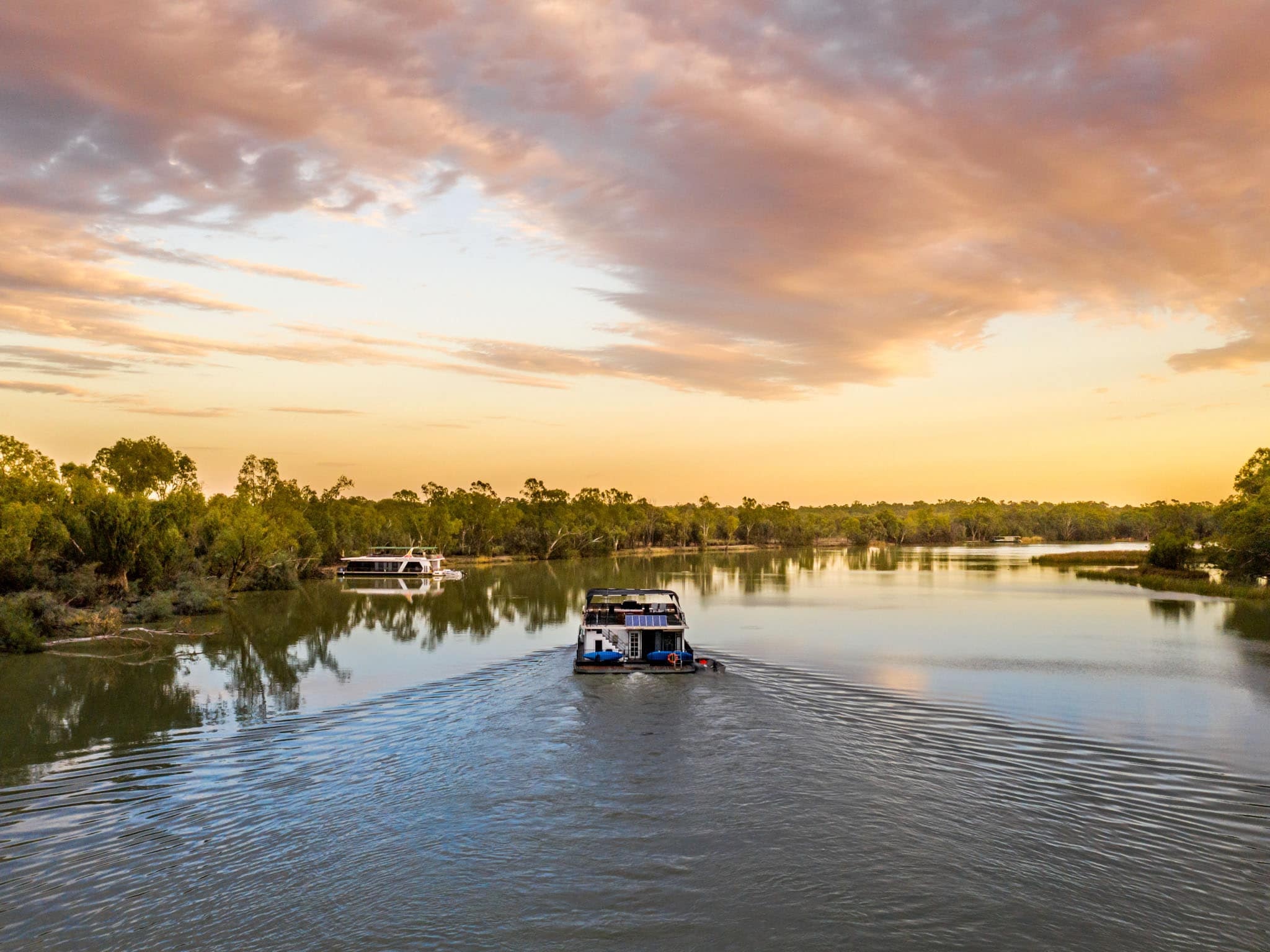 The Murray River, Houseboat accommodation, River trails, Floating tranquility, 2050x1540 HD Desktop