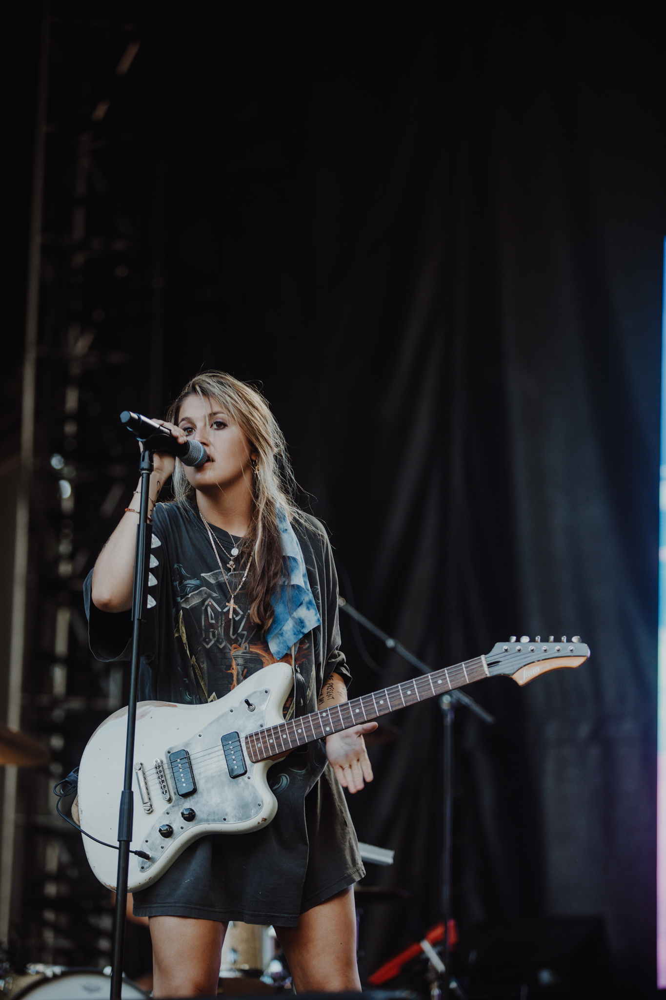 Chelsea Cutler, Live performance, Lollapalooza 2019, Euphoric atmosphere, 1370x2050 HD Phone