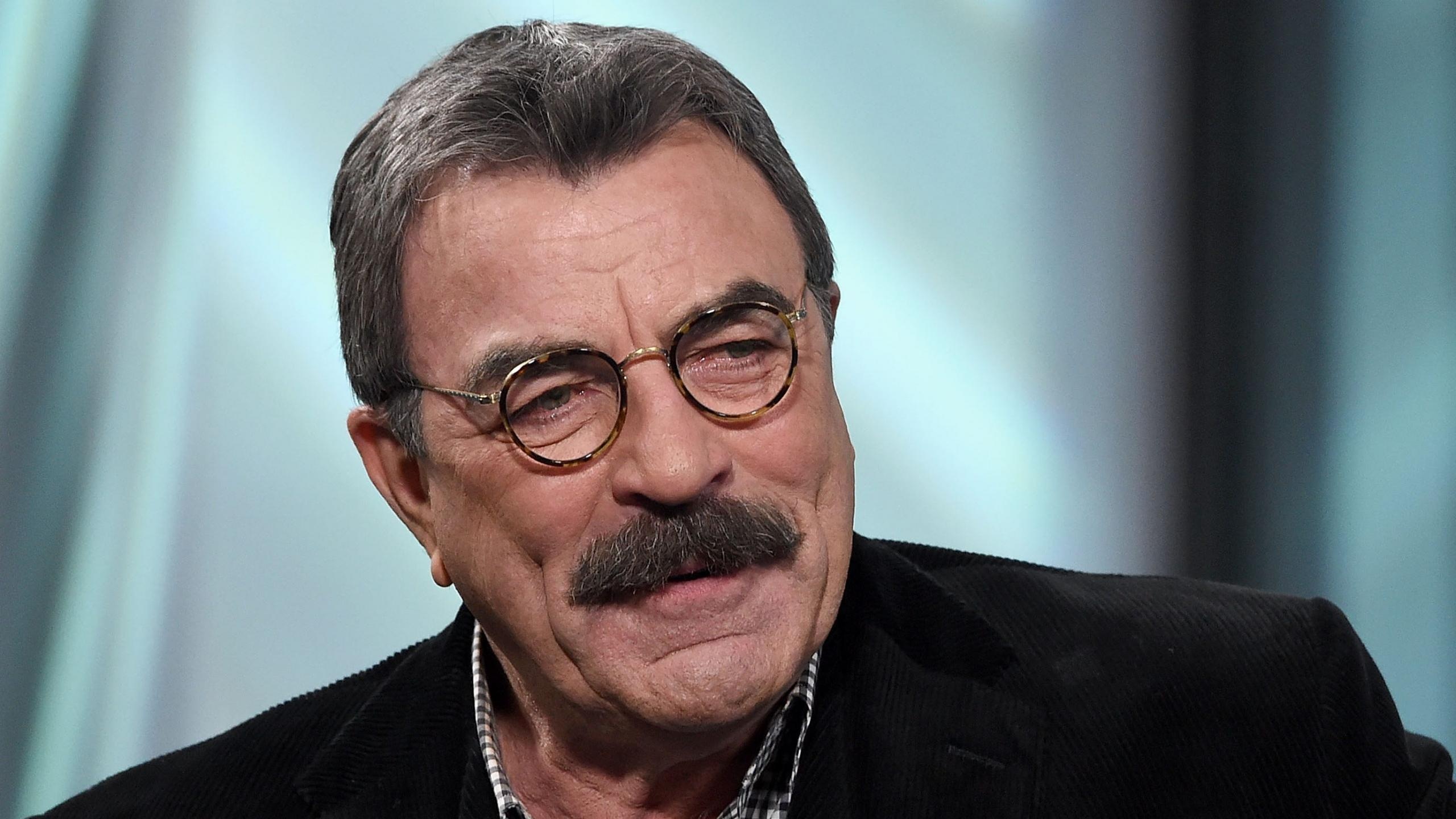 Tom Selleck, Generous tip, 2020 tip challenge, Restaurant surprise, 2560x1440 HD Desktop