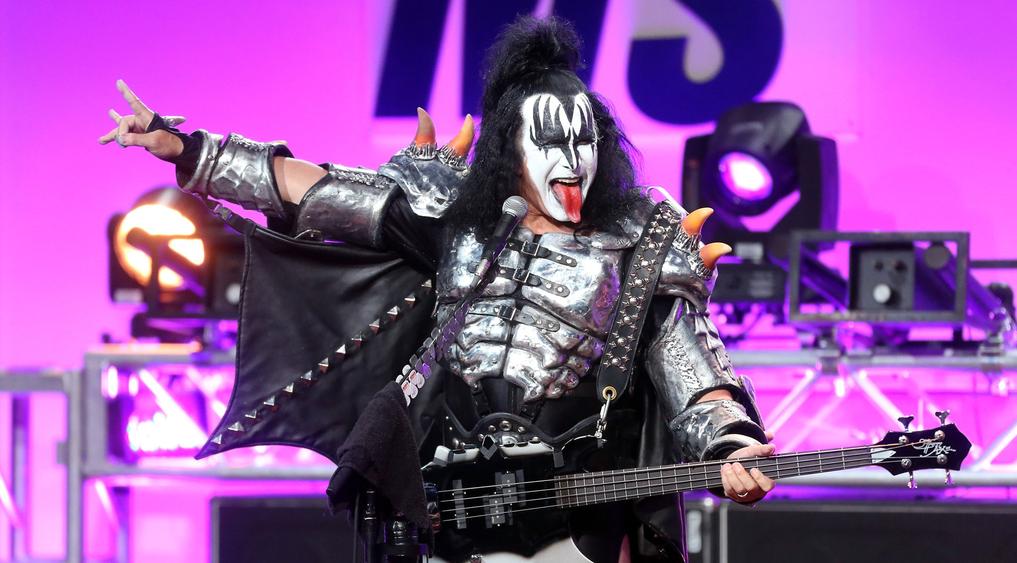 Gene Simmons, Lifting and hiking, 2000x1110 HD Desktop