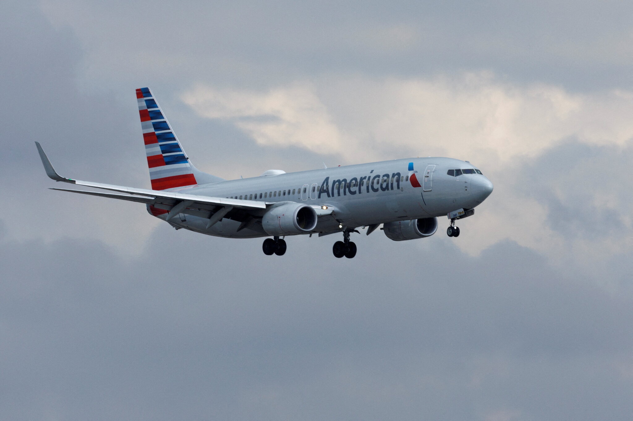 American Airlines, Quarterly loss, 2050x1370 HD Desktop