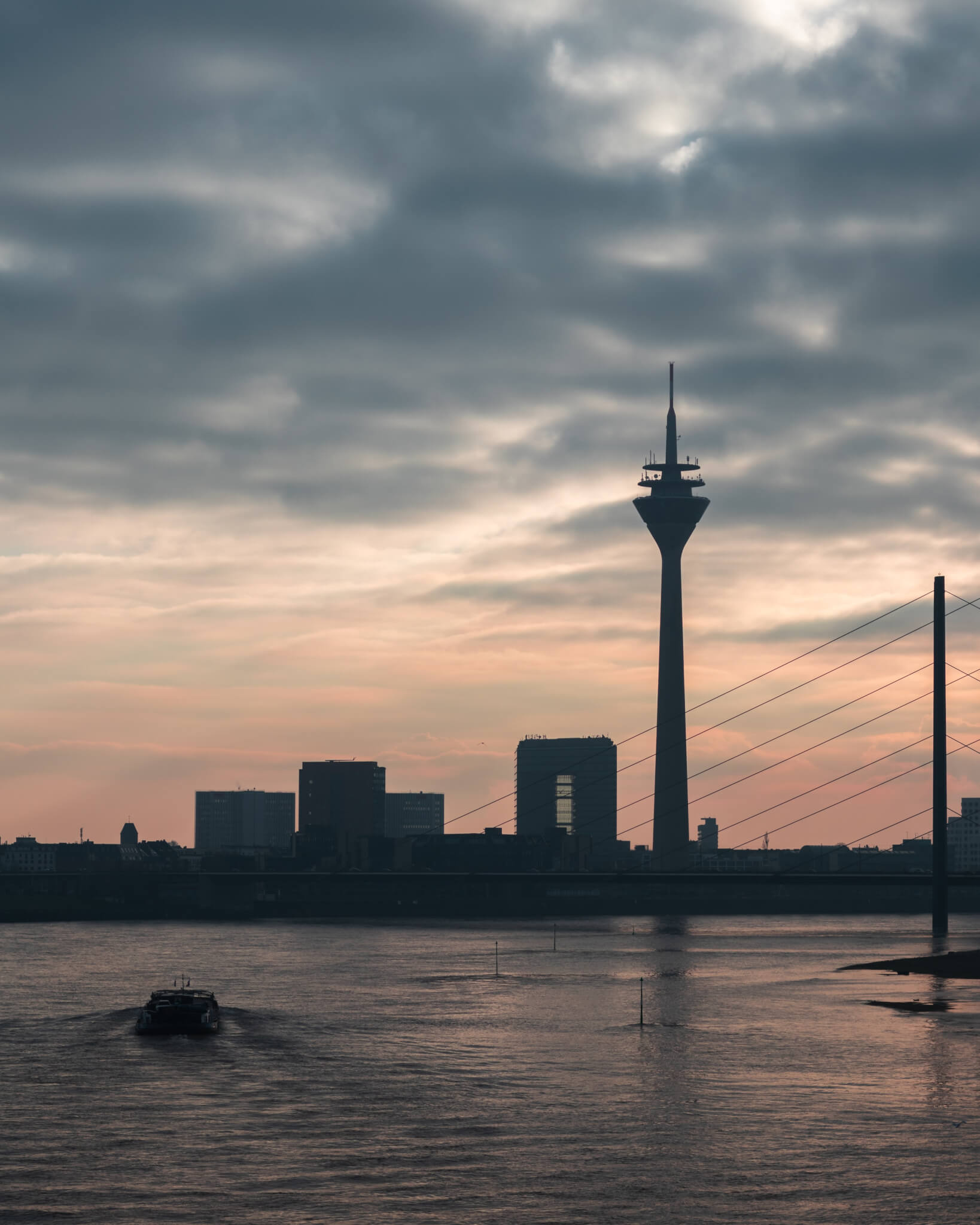 Dusseldorf skyline, Beliebte shopping metropole, Direkt am Rhein, Vibrant city life, 1640x2050 HD Phone