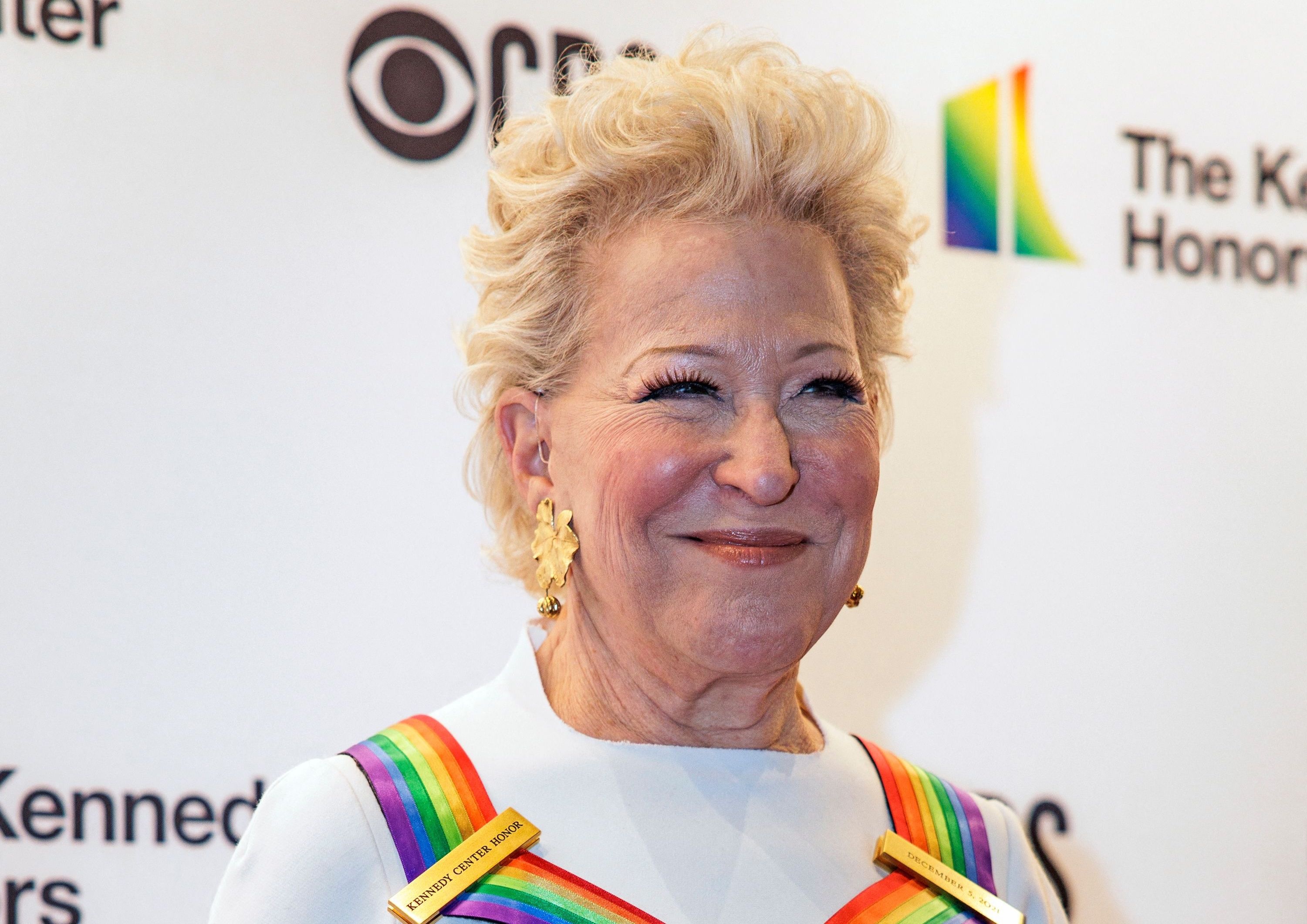 Bette Midler, Controversial tweet, Formula shortage, Breastfeeding suggestion, 3010x2130 HD Desktop