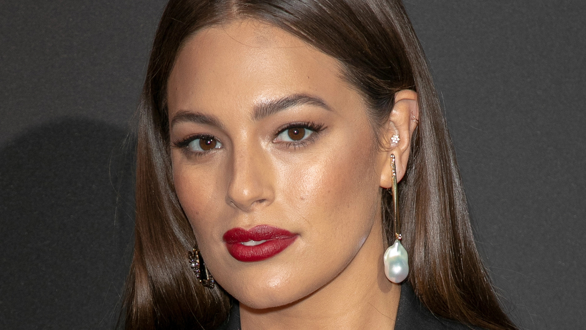 Ashley Graham, Freckles revealed, Glowing skin, Natural beauty, 1920x1080 Full HD Desktop