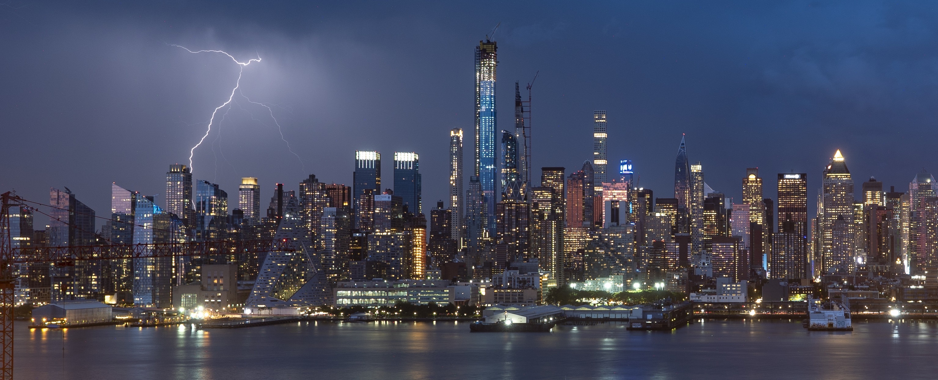 Photographer shooting timelapse, New York Skyline, CNN Style, 3070x1250 Dual Screen Desktop