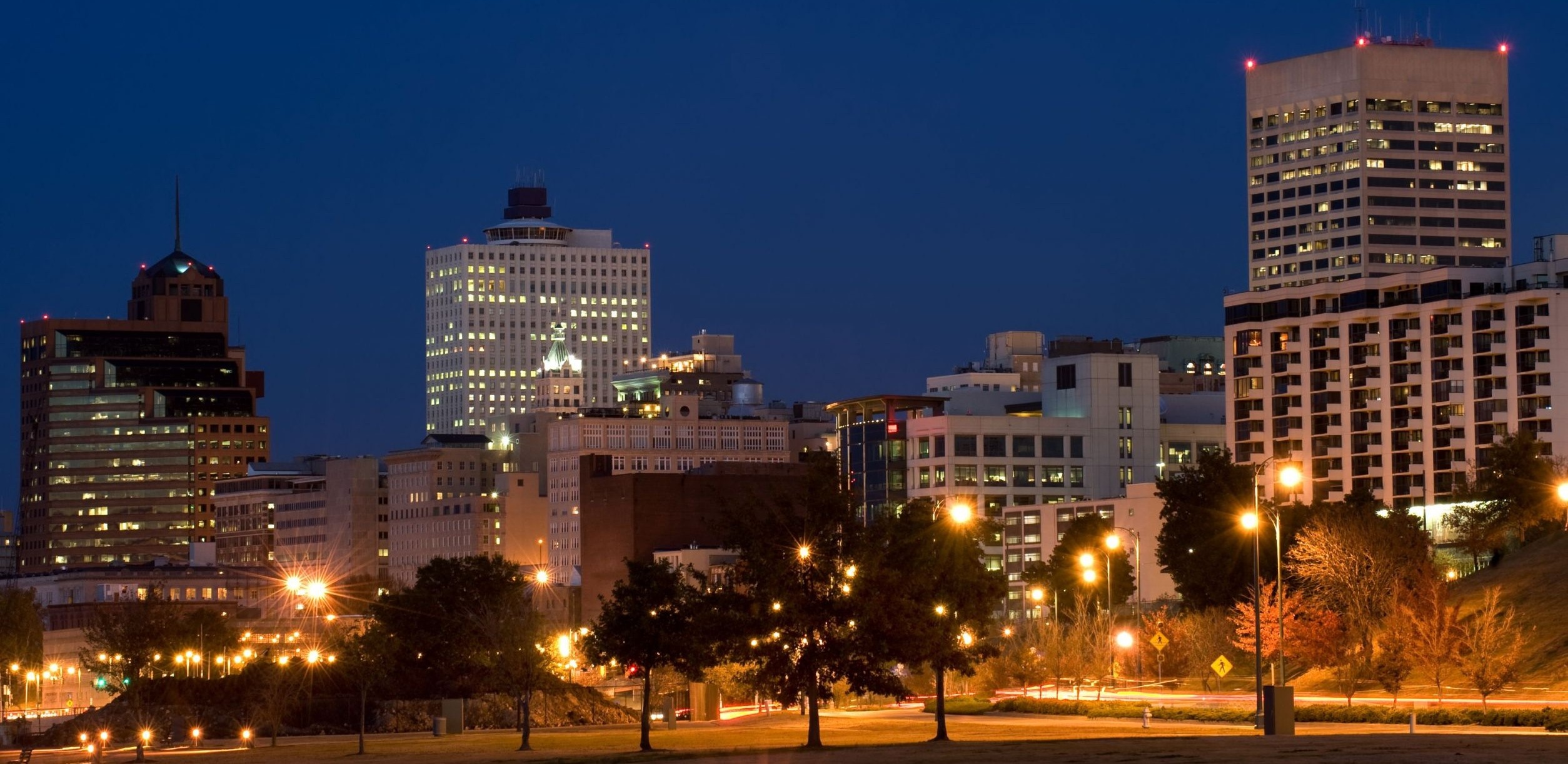 Raymond James Tower, Memphis Skyline Wallpaper, 2510x1230 Dual Screen Desktop