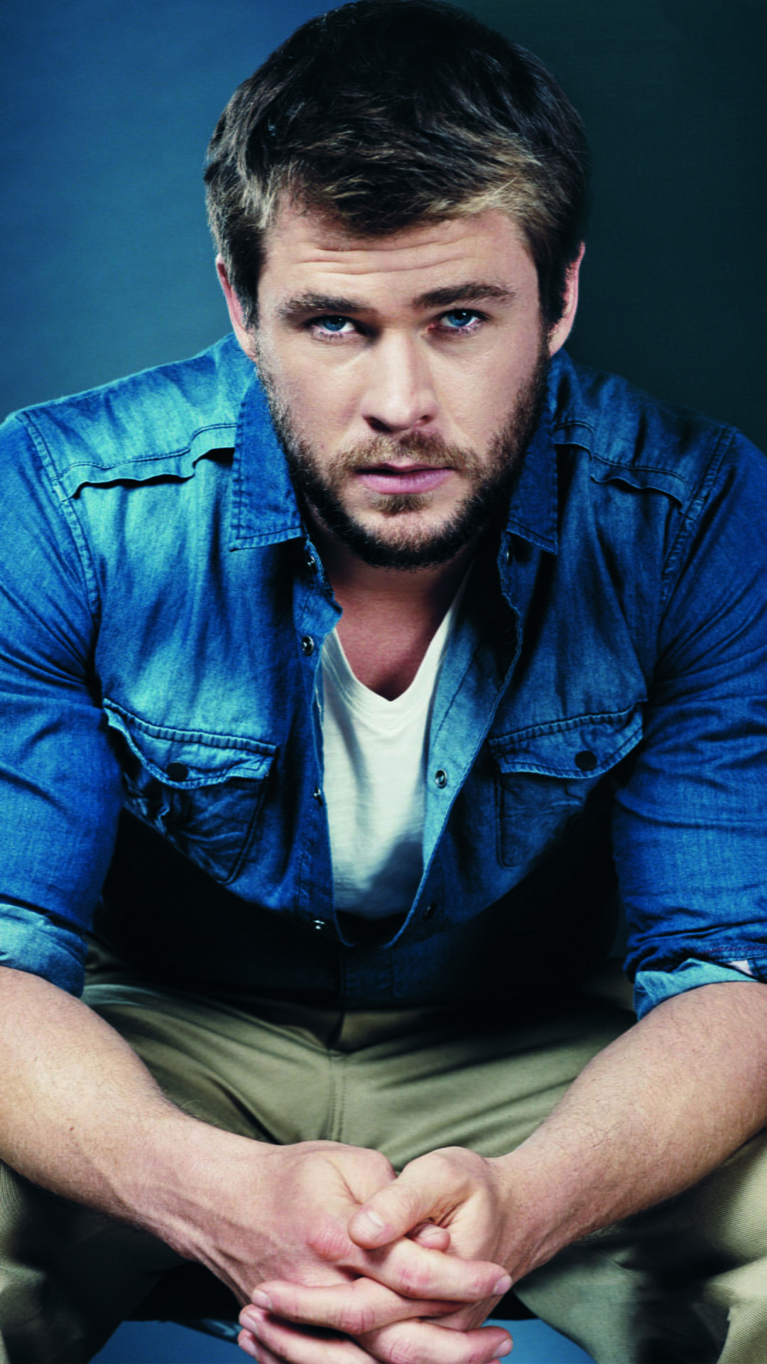 Chris Hemsworth, Blue shirt, Male celebrities, Handsome, 1080x1920 Full HD Phone