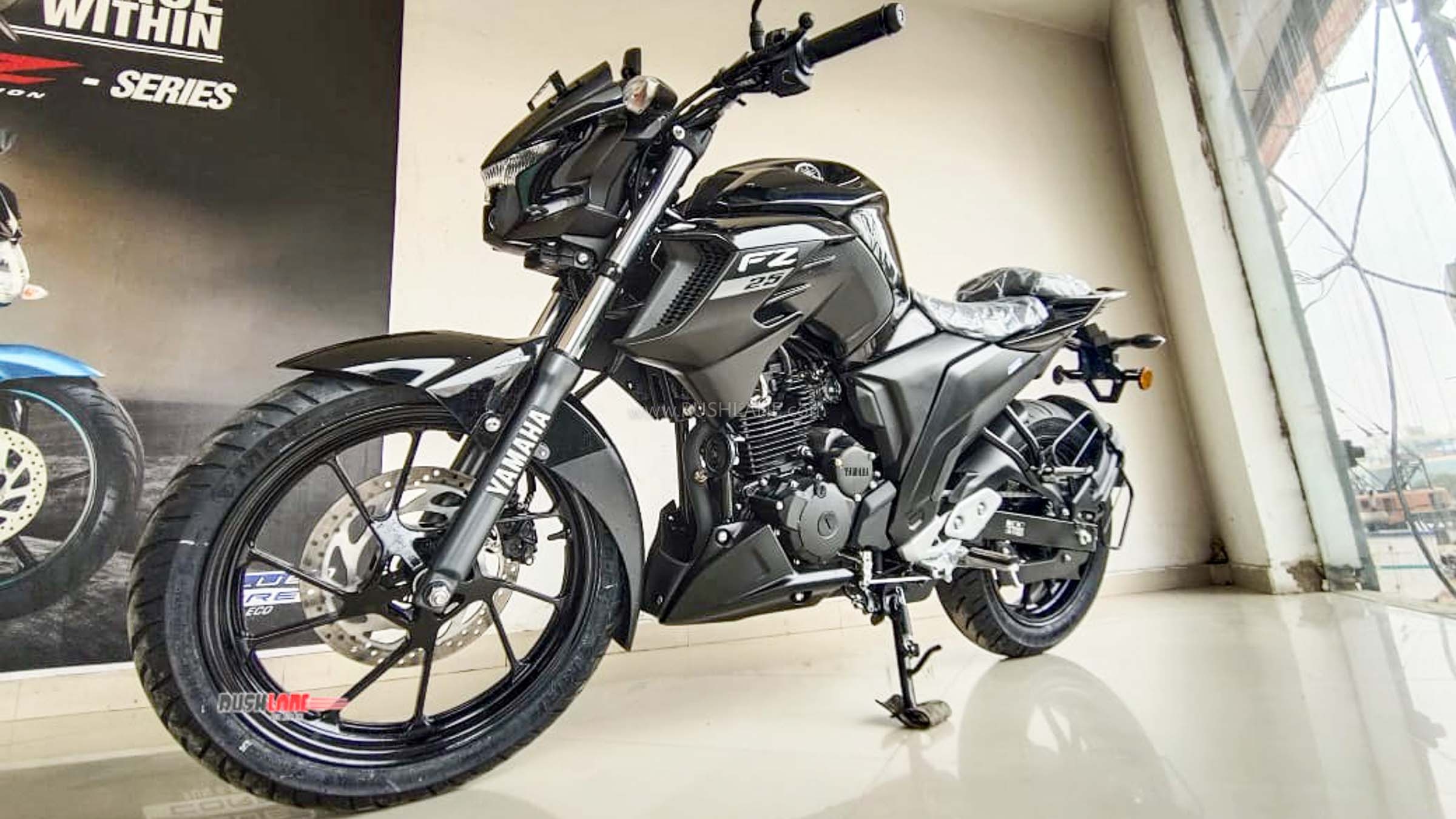 Yamaha FZ 25, Auto engineering, Sleek design, Powerful performance, 2400x1350 HD Desktop