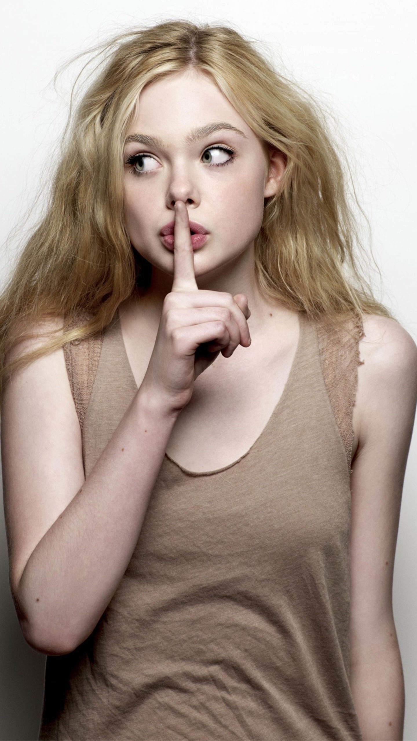 Elle Fanning, 2020, Ultra HD, Mobile Wallpaper, 1440x2560 HD Phone