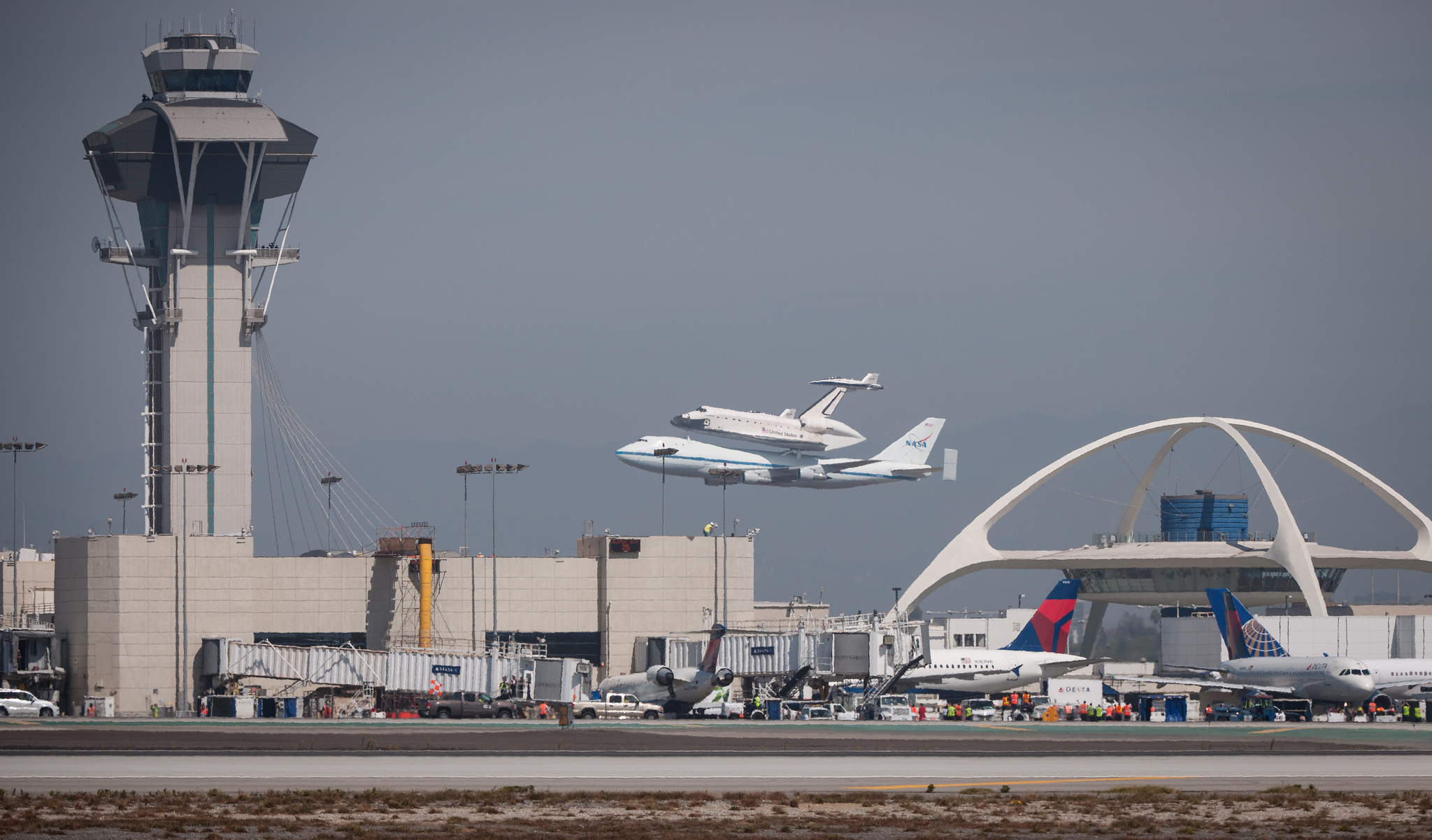 Los Angeles International Airport, Shuttle wallpapers, 2050x1210 HD Desktop