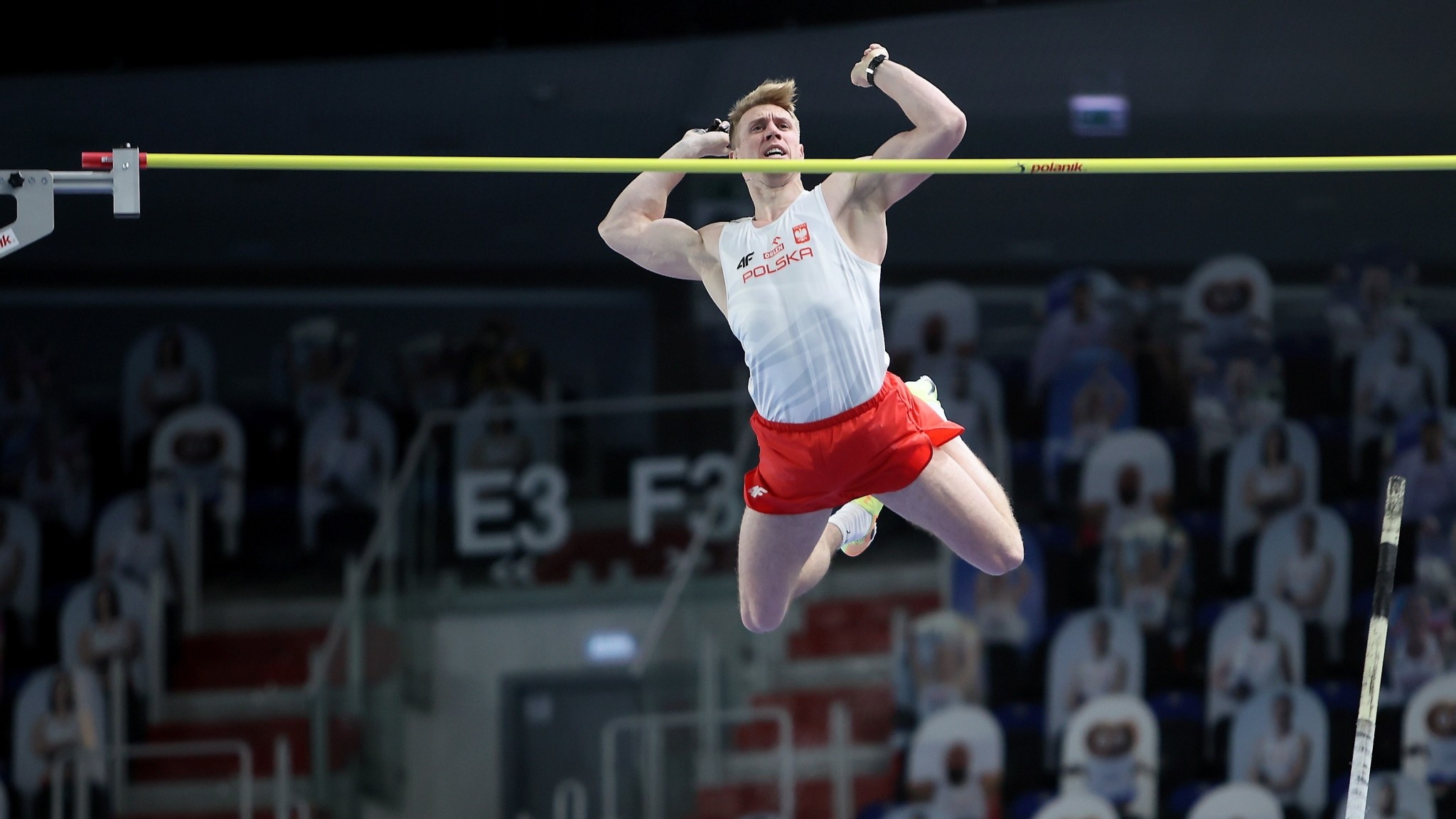 Halowe Mistrzostwa Europy, Pole vault qualification, Piotr Lisek, Promising start, 2050x1160 HD Desktop