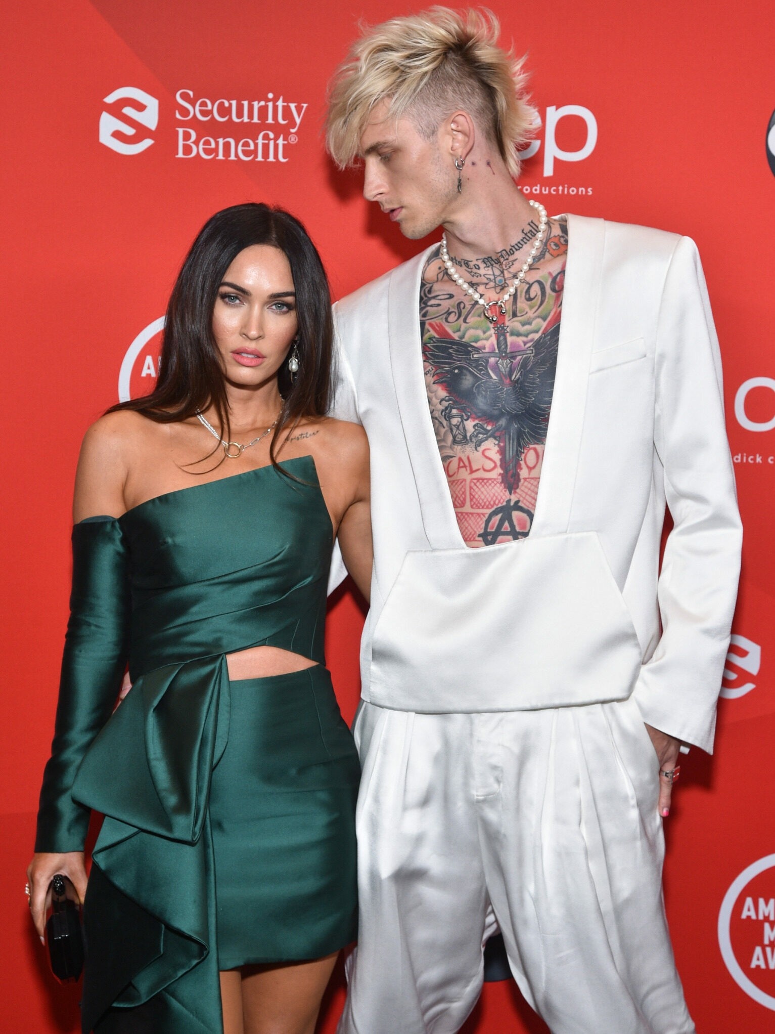 Megan Fox, Machine Gun Kelly, Red Carpet, AMAs, 1540x2050 HD Phone