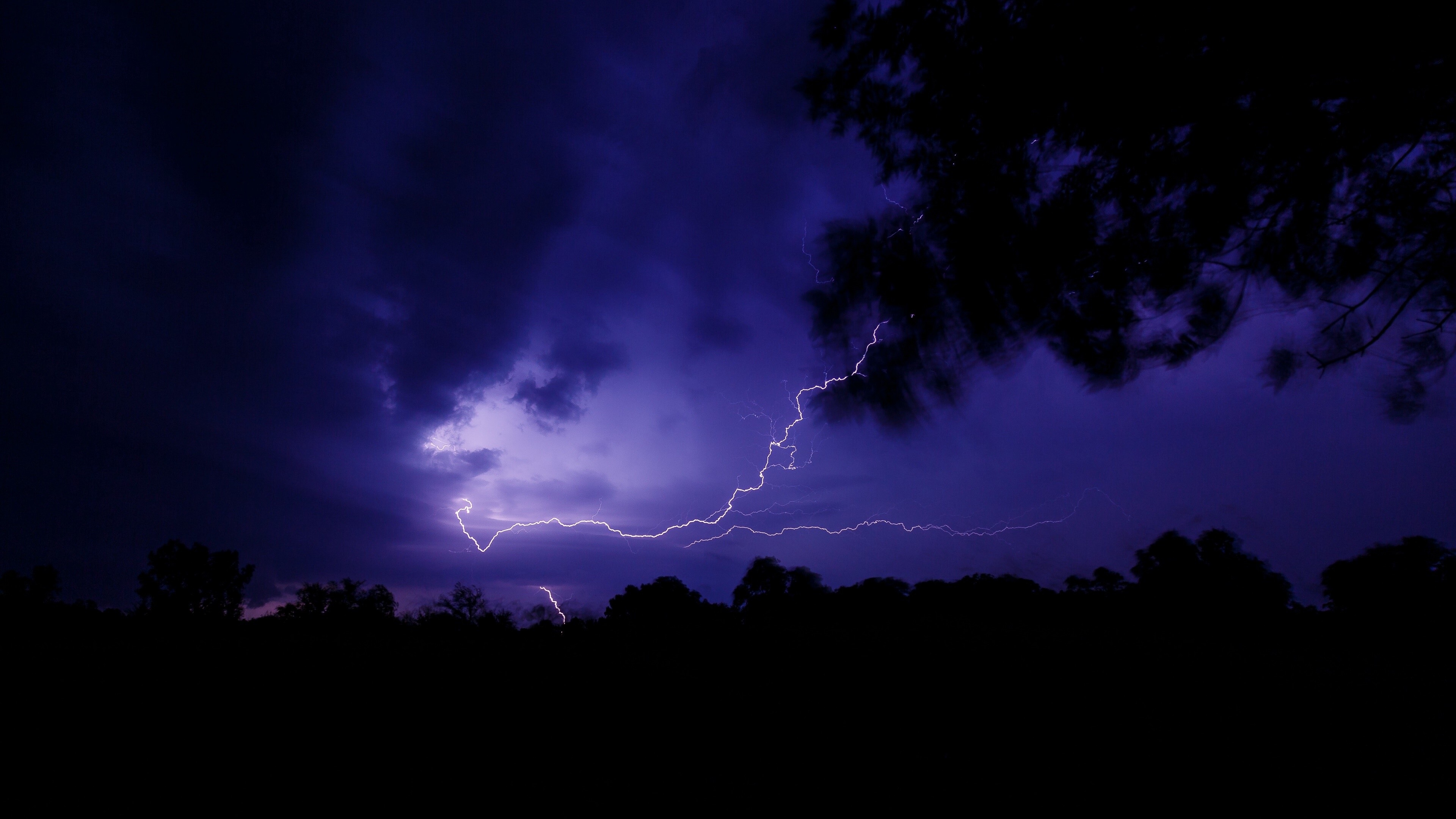 4K lightning wallpaper, High-quality visuals, Stunning details, Impressive atmosphere, 3840x2160 4K Desktop