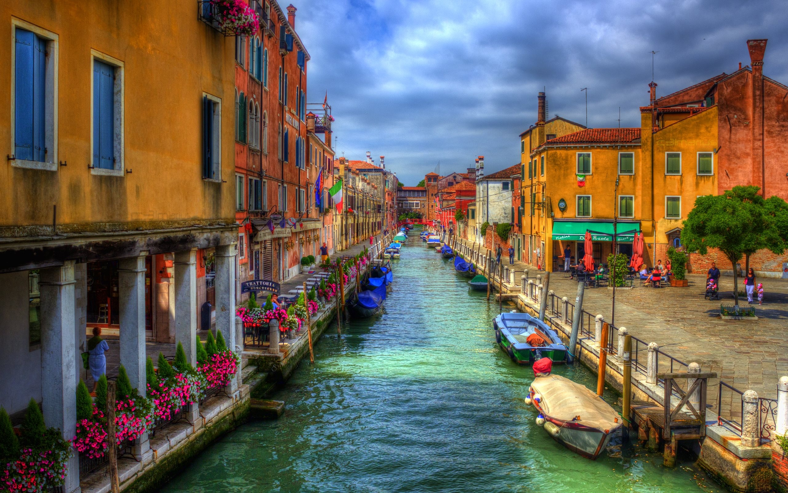 Venetian gondola, Venice Italy wallpaper, Mesmerizing views, Iconic city, 2560x1600 HD Desktop