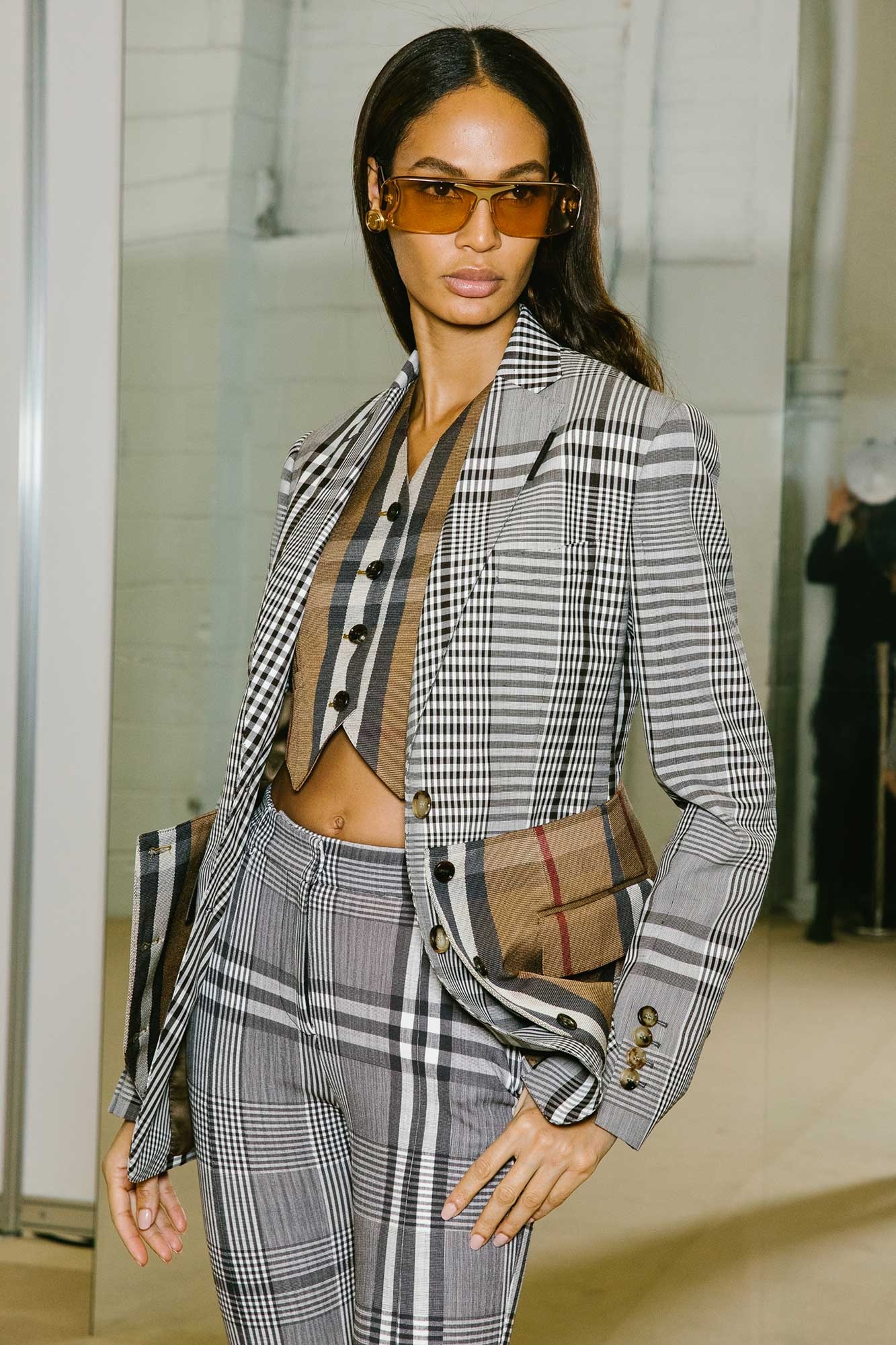 Burberry digital experience, Spring 2021 vogue, Fashion innovation, Live event, 1340x2000 HD Phone