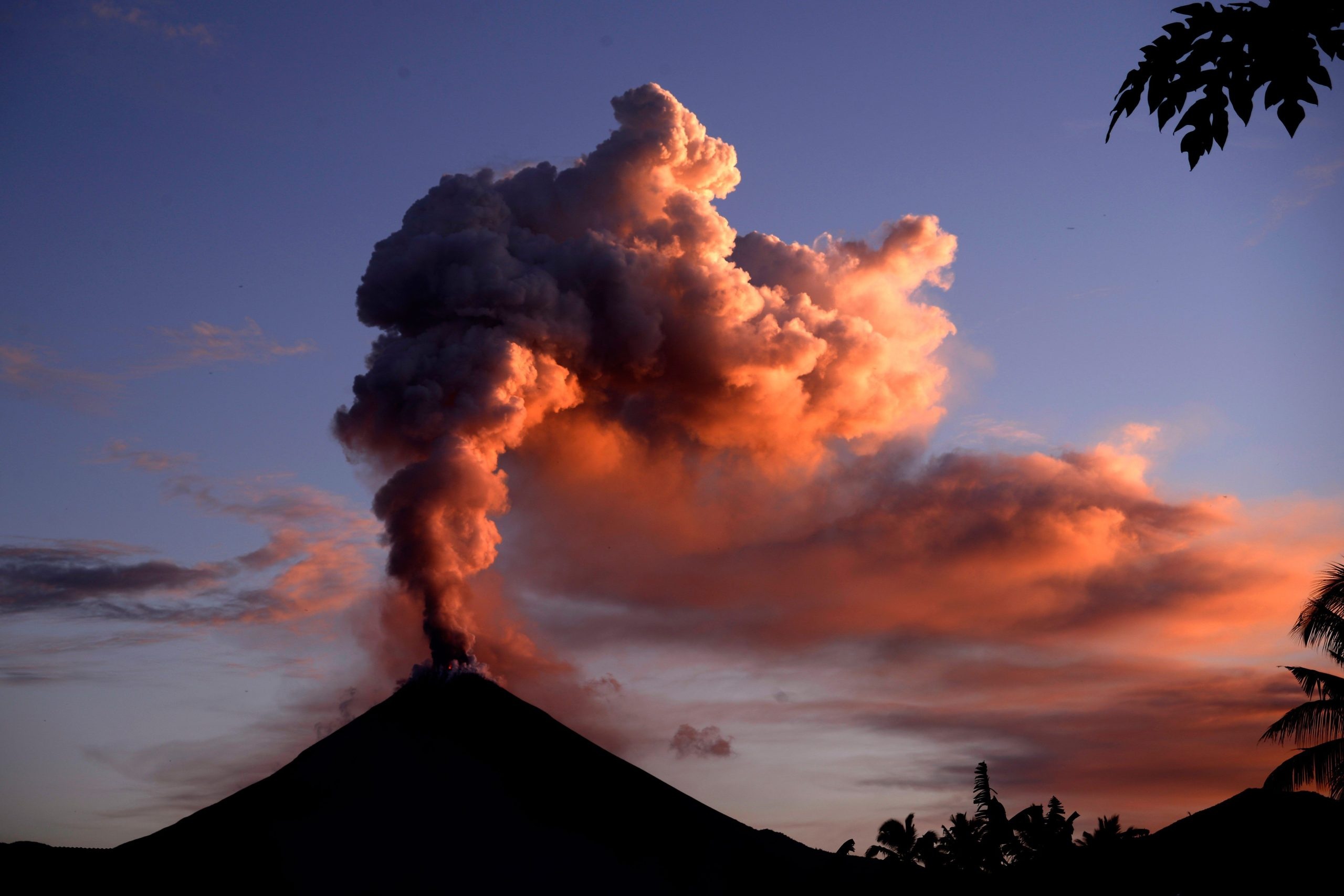 Volcano facts, Natural geographical wonders, Educational resource, National Geographic Kids, 2560x1710 HD Desktop