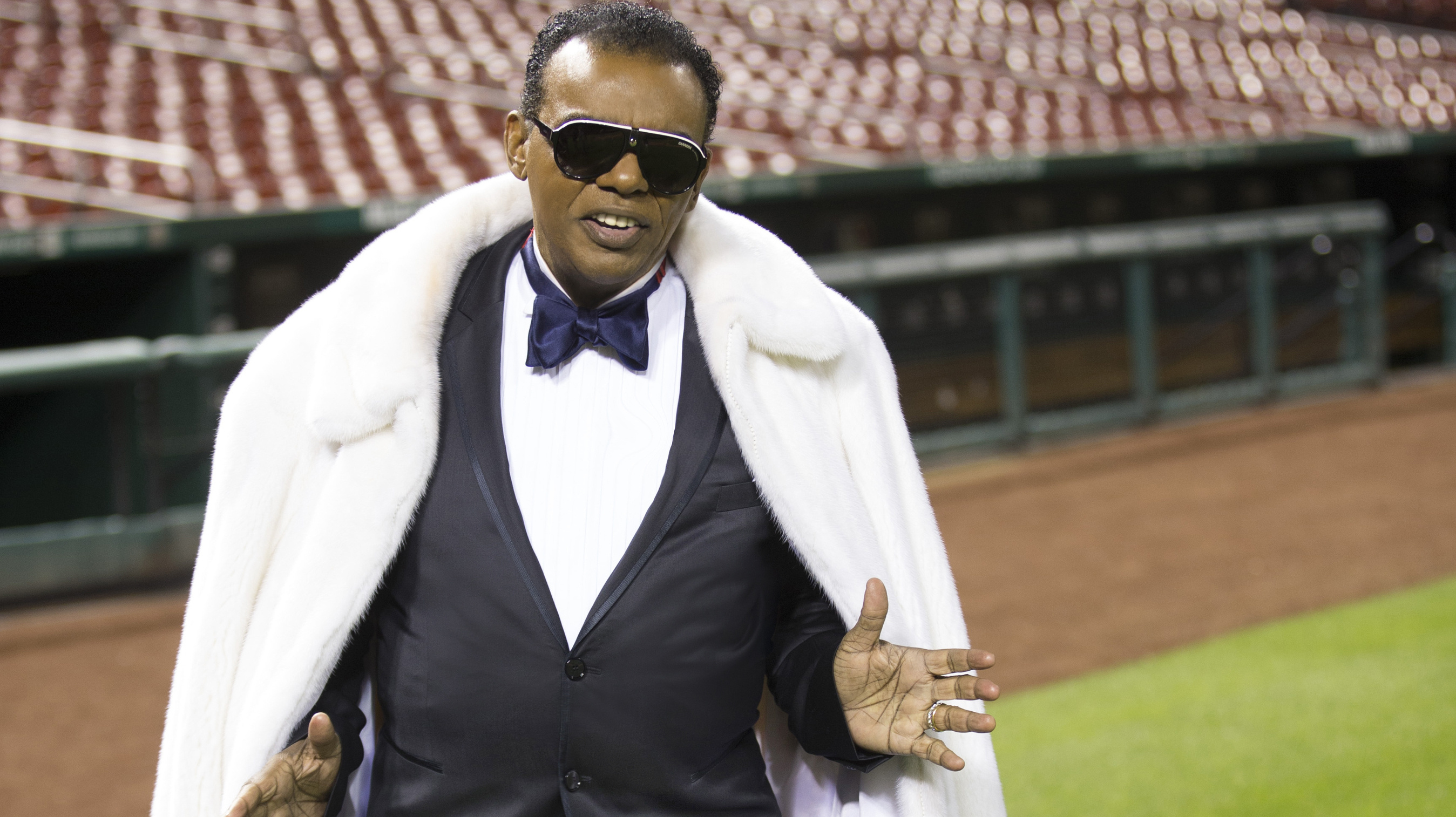 Ronald Isley, R&B music magic, Kuow news, Music sensation, 2700x1520 HD Desktop