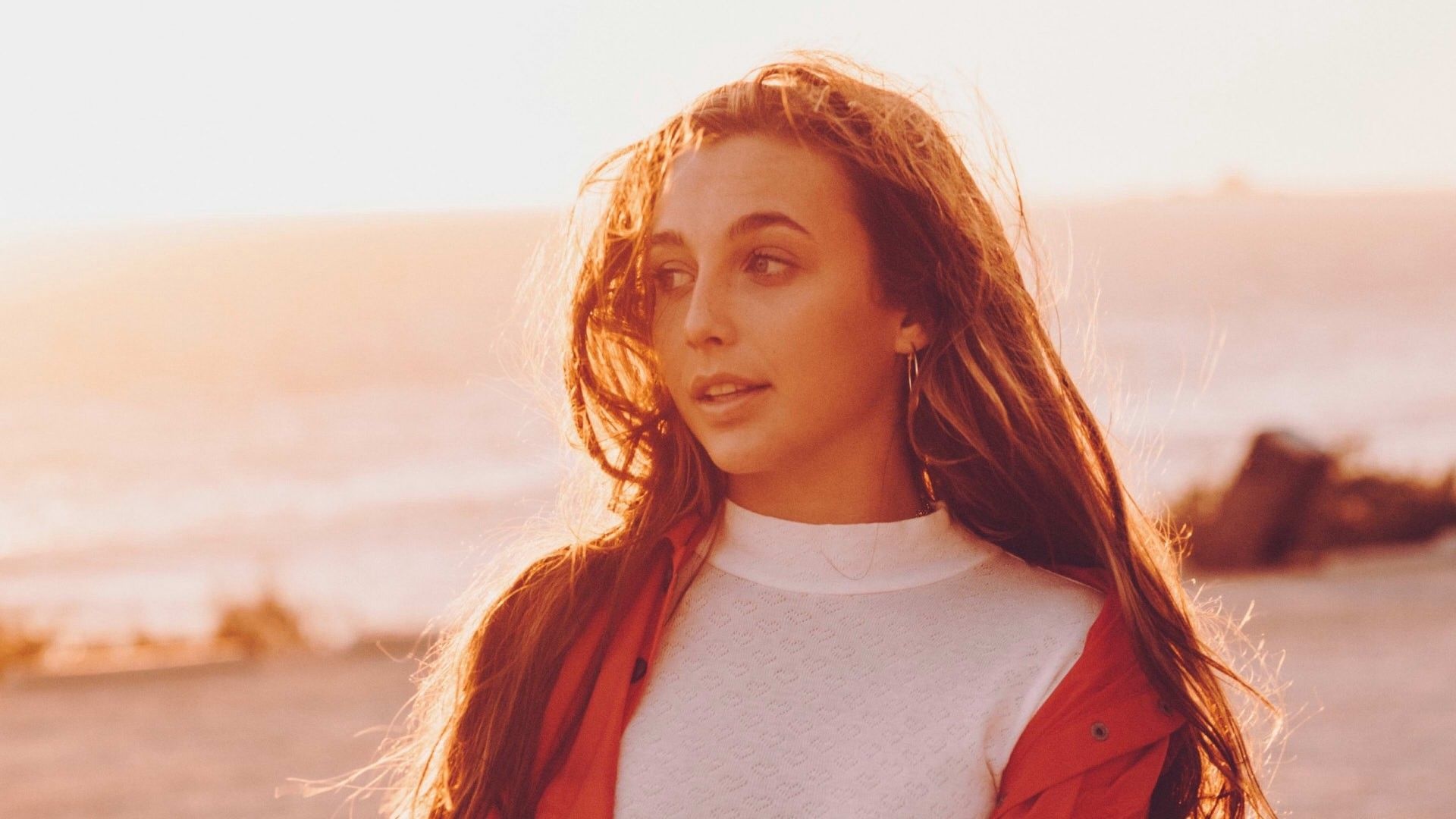 Emma Chamberlain, Top free wallpapers, Backgrounds, Emma Chamberlain, 1920x1080 Full HD Desktop