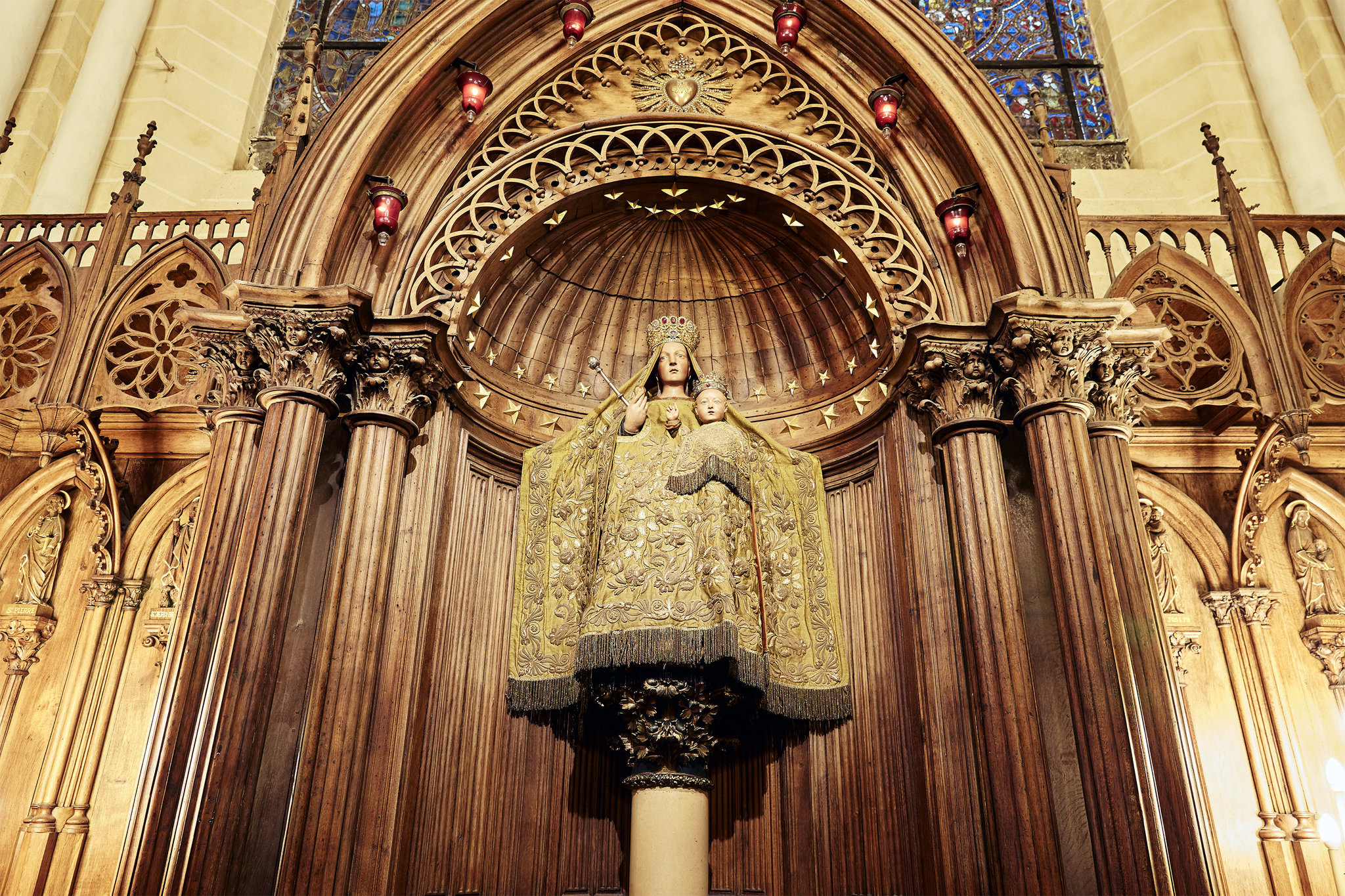 Controversial restoration, Wipes away the past, New York Times, Chartres Cathedral, 2050x1370 HD Desktop