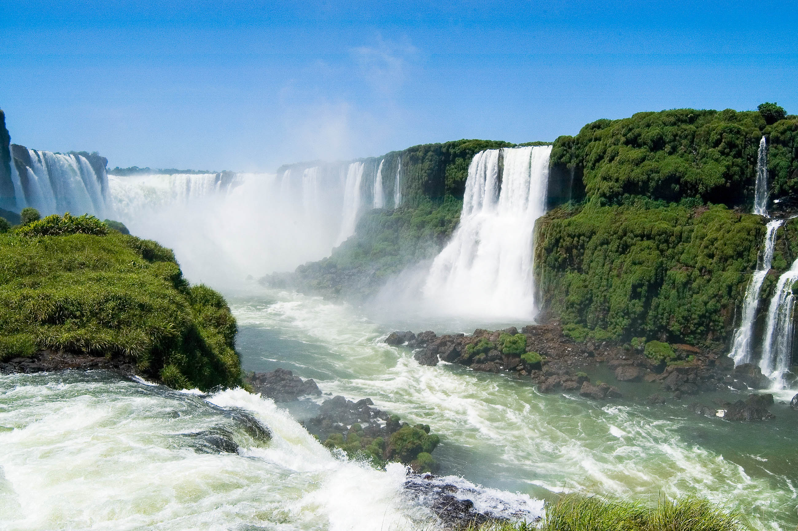 Devil's Throat, Iguazu National Park Wallpaper, 2600x1740 HD Desktop