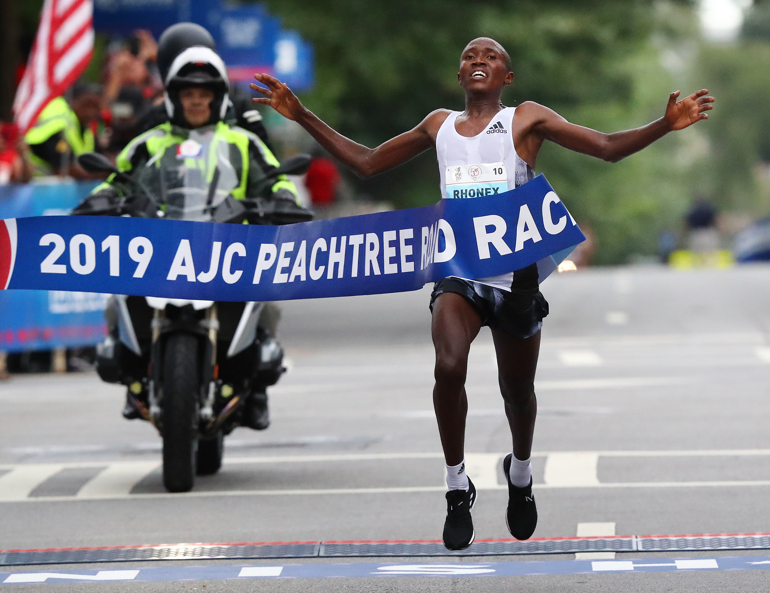 2019 AJC Peachtree Road Race, Rhonex Kipruto Wallpaper, 2600x2010 HD Desktop