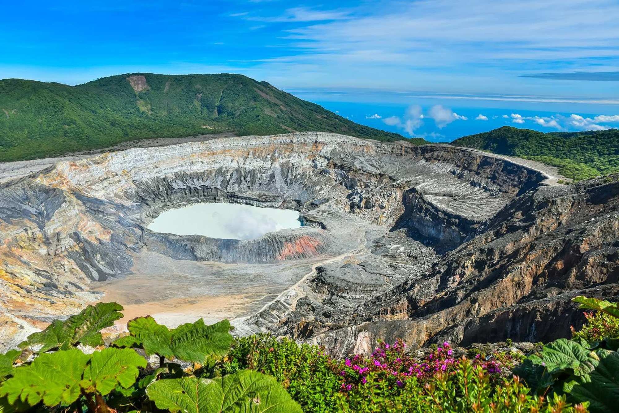 Poas National Park, Costa Rica, Familienreise, Hand in Hand, 2000x1340 HD Desktop