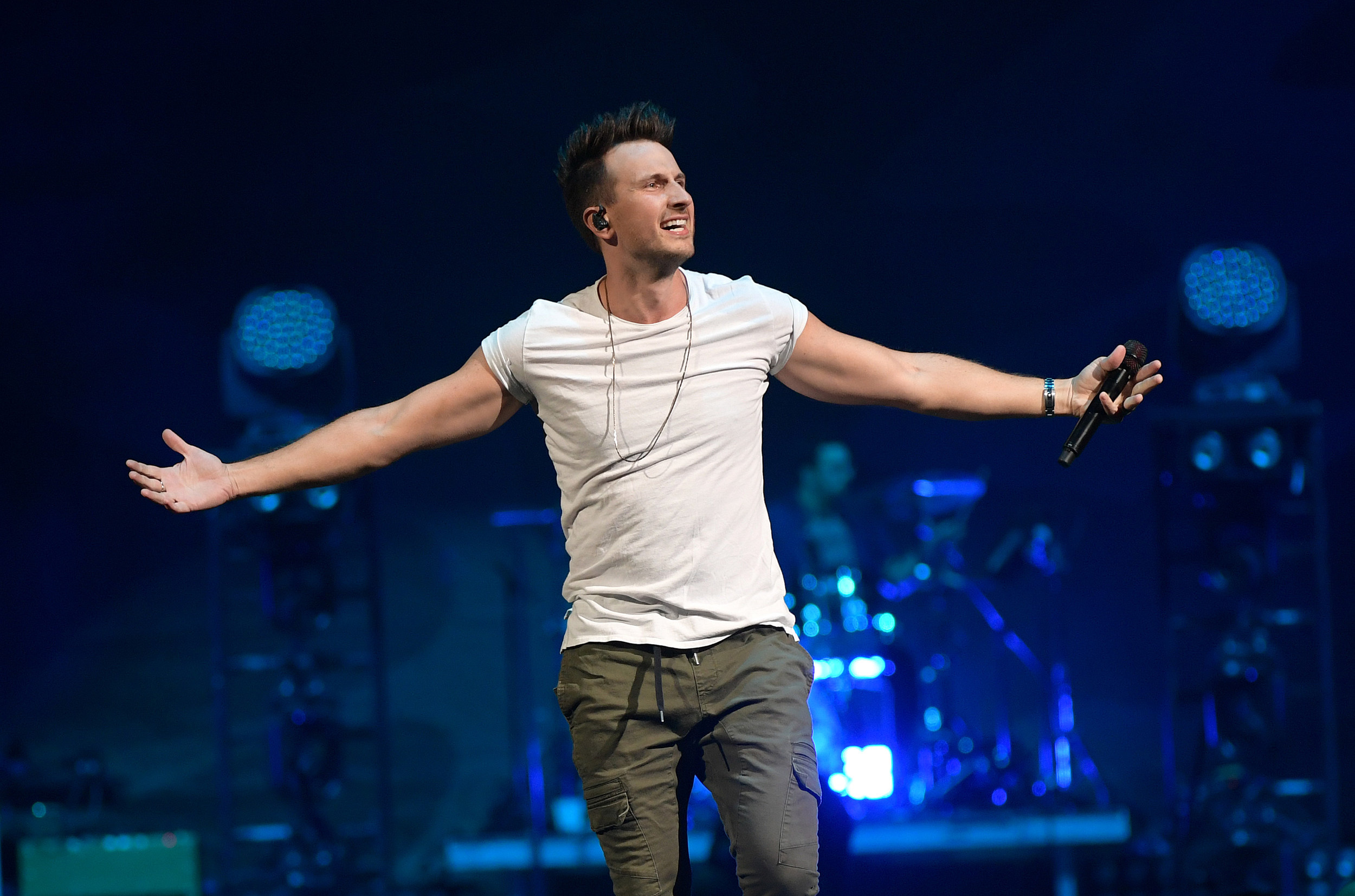 Russell Dickerson, Winter tour announcement, Fan excitement, Country music festivities, 2500x1660 HD Desktop