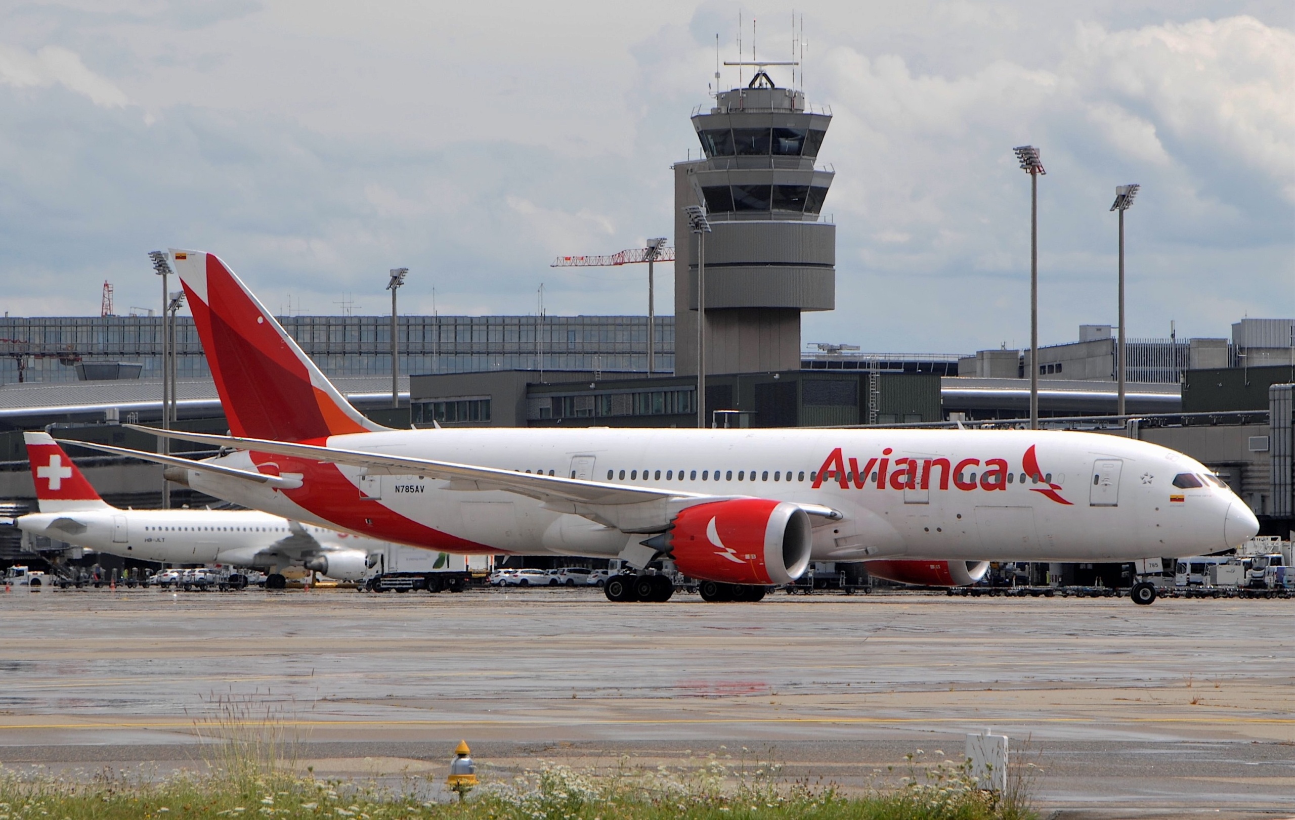 AviancaTaca, Avianca in zrich, Comeback after decades, Sky news, 2560x1630 HD Desktop